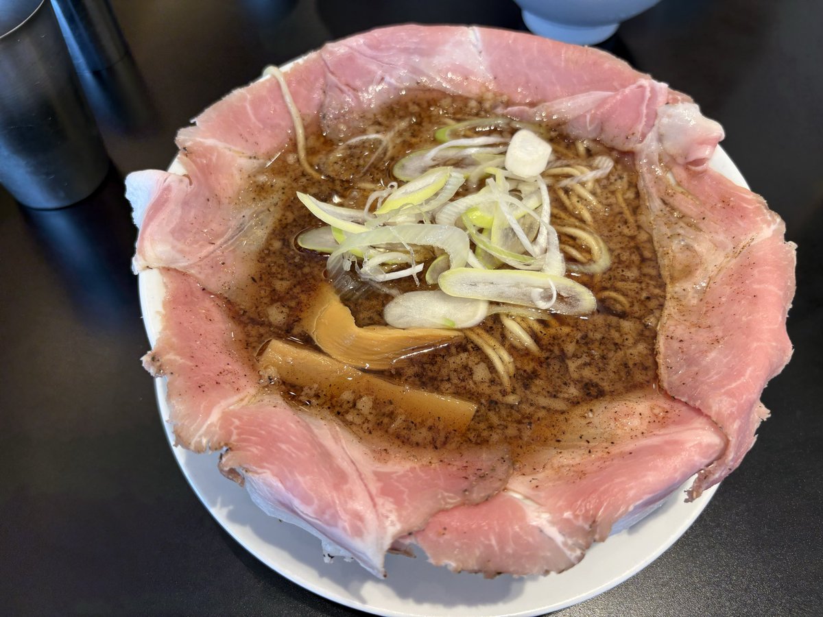 eeecccan's tweet photo. 大阪で食べた🍖がエグいラーメン。
店名を忘れたのが不覚、、、 https://t.co/JjOc0Na8US