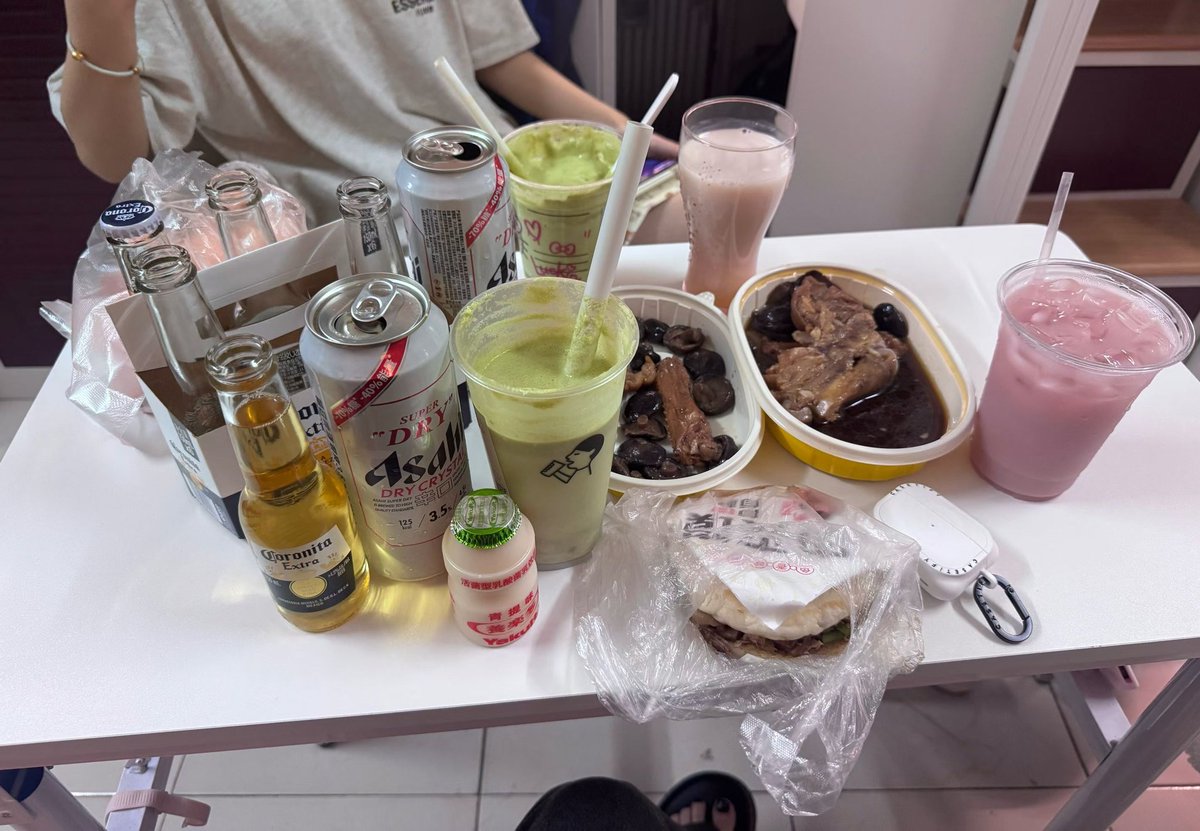 gGb2eKUVQl93916's tweet photo. 刚一回家就马不停蹄赶到了我心心念念的女大家门口 人长得非常哇塞😋
门口果然摆着几双鞋 
第一个板鞋有股微微的酸臭 让人欲罢不能
第二个这个拖鞋 虽然看起来有不小的使用痕迹 但是闻起来只有香味！ 清甜的香味搭配着体香
竟然一点异味都没有 在朋友圈看到了p4 犹抱琵琶半遮面😋
大家觉得拿哪个解决捏 https://t.co/6S9ET9zDjD