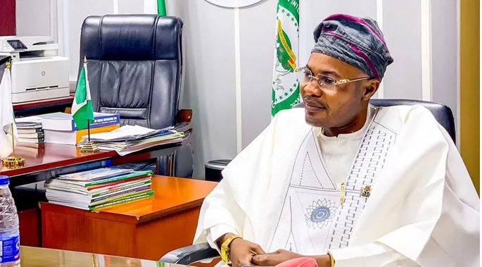 batten_von's tweet photo. This is Dr. Von Batten. I just spoke with Mr. Adeyemi. I found him to be sincere and credible. Based on our discussion, I believe his allegations warrant an investigation by Congress, @StateDept, @USTreasury, @USGAO, and other relevant U.S. agencies due to the alleged misappropriation of U.S.-funded World Bank loans by senior members of the #Nigerian government. This past weekend, I briefed senior members of President @realDonaldTrump's team on these allegations, and our team will begin briefing Members of Congress this week.

According to Mr. Adeyemi, he was appointed by President Tinubu’s (@OfficialABAT) Chief of Staff, Femi Gbajabiamila (@femigbaja), to head a Nigerian presidential agency. He alleges that he was provided office space within Nigerian government premises, that bank accounts were opened for the agency through the Central Bank of Nigeria (@cenbank), and that the agency received funding through Nigeria’s national budget, which included financing supported by the @WorldBankGroup.

Mr. #Adeyemi further alleges that Mr. #Gbajabiamila demanded 45% of the agency’s budget and that, after he refused, he became the target of retaliation and the agency was subsequently labeled fraudulent or “fake.”
Mr. Adeyemi informed me that he and his family have received threats and that he is currently in hiding out of concern for their safety. To President #Tinubu, if any harm comes to Mr. Adeyemi or his family while he is prepared to speak with U.S. officials, you will be held responsible and face U.S. justice.

@HouseForeignGOP @HouseForeign @SenateForeign  @SFRCdems  @FinancialCmte @USHouseFSC @HouseAppropsGOP @AppropsDems @TheJusticeDept @SenTedCruz @RepRileyMoore @SenatorRisch @RepSaraJacobs
