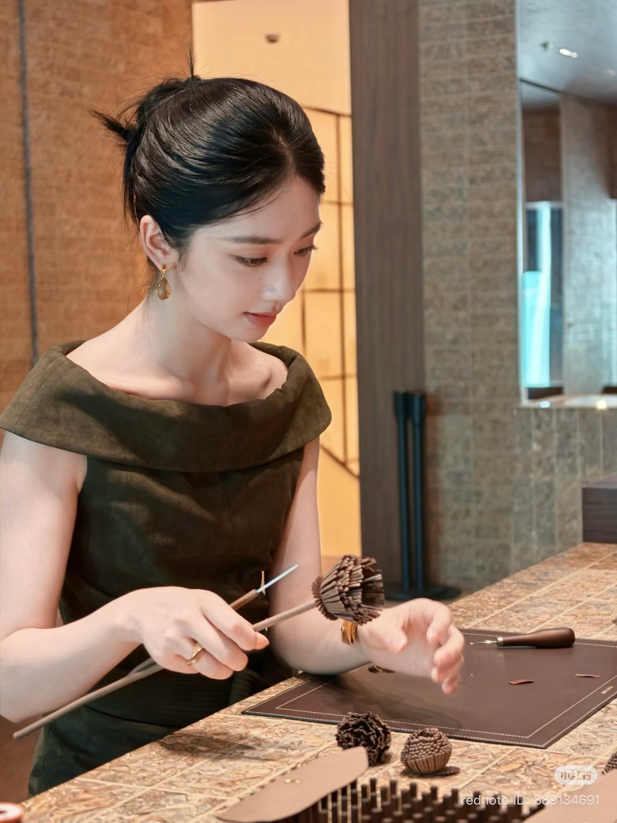Athy_vinky's tweet photo. 13/07/2026,our girl arranges flowers herself,🥰🥰🥰💚💚💚💚
#Wangyinglu https://t.co/e3O3V7GrP6