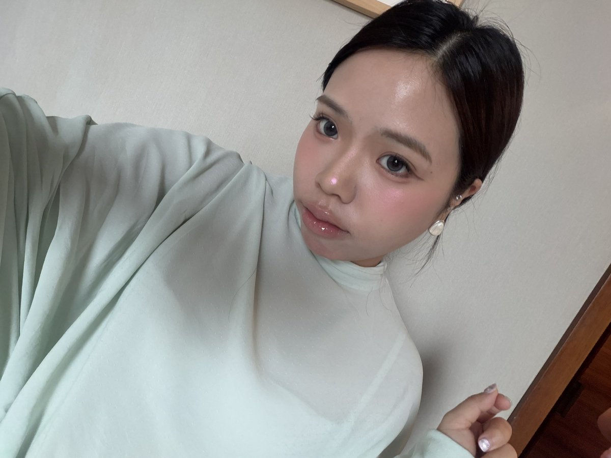weirderday__'s tweet photo. ใครไปจีนแนะนำให้ไปตำคสอแบรนด์นี้ maogeping ⭐️🪽 เป็น hi end ฝั่งจีน ดังพวกงานผิว งานสร้างมิติ รองพื้น ไฮไลท์ คอนทัวร์ของชีคือดีมาก พีชใช้อันนี้เป็น highlight 2 texture ลงฝั่งครีมก่อนละค่อยลงฝั่งแป้งทับ โอโห้คือผิวนางฟ้า ผิวขาวนวลผ่อง ไร้ที่ติสุดๆๆๆ นี่ไม่ได้ลงรองพื้นเลย ชีเสกผิวมาก ราคาแอบแรงแต่จึ้งจิง👌🏼🩵