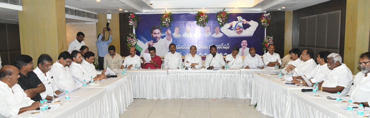 YSRCParty's tweet photo. నెల్లూరు

- రాయలసీమ లిఫ్ట్‌ గేమ్‌ చేంజర్‌
- నికర జలాల వినియోగానికి ఇదే ఏకైక మార్గం
- ఇది లేకపోతే కేటాయించిన నీళ్లూ వాడుకోలేం
: సజ్జల రామకృష్ణారెడ్డి గారు

- రాష్ట్ర ప్రయోజనాలను తాకట్టు పెట్టిన చంద్రబాబు
- రాయలసీమ హక్కుల కోసం రాష్ట్రవ్యాప్త ఉద్యమం చేపడతాం
: సజ్జల రామకృష్ణారెడ్డి స్ప‌ష్టీక‌ర‌ణ 

నెల్లూరులో రాయలసీమ ఎత్తిపోతల పథకం టాస్క్ పోర్స్ కమిటీ రౌండ్ టేబుల్ సమావేశం నిర్వ‌హించారు. ఈ సమావేశంలో వై.యస్.ఆర్.సి.పి. రాష్ట్ర సమన్వయ కర్త సజ్జల రామకృష్ణారెడ్డి గారు, మాజీ మంత్రివర్యులు,  రాయలసీమ ఎత్తిపోతల పథకం టాస్క్ ఫోర్స్ కమిటీ కన్వీనర్ సాకే శైలజనాథ్ గారు, మాజీ మంత్రి, జిల్లా పార్టీ అధ్యక్షుడు డా.కాకాణి గోవర్ధన్ రెడ్డి గారు,  ఎమ్మెల్యే ఆకేపాటి అమ‌ర్నాథ్‌రెడ్డి గారు, మాజీ ఎమ్మెల్యేలు భూమ‌న క‌రుణాక‌ర్‌ రెడ్డి గారు, గడికోట శ్రీకాంత్ రెడ్డి గారు, ఎస్వీ మోహ‌న్‌రెడ్డి గారు, శిల్పా చ‌క్ర‌పాణిరెడ్డి గారు, రాయలసీమ, ఉమ్మడి నెల్లూరు ప్రకాశం జిల్లాలకు చెందిన  పార్టీ సమన్వయకర్తలు, ముఖ్యమైన నాయకులు హాజర‌య్యారు. స‌మావేశం అనంతరం  మీడియాతో మాట్లాడిన పార్టీ రాష్ట్ర సమన్వయ కర్త సజ్జల రామకృష్ణారెడ్డి. 

* రాయలసీమ, నెల్లూరు, చెన్నైకి కేటాయించిన 101 టీఎంసీల కృష్ణా జలాలను వినియోగించుకునే ఏకైక మార్గమే రాయలసీమ ఎత్తిపోతల పథకం.
* జగన్ ప్రభుత్వ హయాంలో ఈ ప్రాజెక్టు 80 శాతానికి పైగా పూర్తి
* రూ.900 కోట్లకు పైగా బిల్లులు చెల్లించగా కూటమి ప్రభుత్వం పనులు నిలిపివేసింది.
* పంపులు, మోటార్లకు ఆర్డర్లు ఇచ్చినా ప్రభుత్వం మారిన తర్వాత ప్రాజెక్టును ఉద్దేశపూర్వకంగా కొనసాగించలేదు.
* తెలంగాణకు ఇచ్చిన రాజకీయ హామీ కారణంగానే చంద్రబాబు రాయలసీమ లిఫ్ట్‌ను నిలిపివేశారు.
* ఆల్మట్టి డ్యామ్ ఎత్తు పెంపుపై కేంద్రాన్ని ప్రశ్నించకపోవడం రాష్ట్ర ప్రయోజనాలపై నిర్లక్ష్యానికి నిదర్శనం.
* పోలవరం ఎత్తు తగ్గింపు, బనకచర్ల వంటి కొత్త హామీలతో అసలు సమస్యను పక్కదారి పట్టిస్తున్నారు.
* రాయలసీమ లిఫ్ట్ ప్రాజెక్టు పూర్తి చేయాలని రాష్ట్రవ్యాప్తంగా ప్రజా ఉద్యమాన్ని మరింత ఉధృతం చేస్తాం
* అన్ని రాజకీయ పార్టీలు, రైతు సంఘాలు, మేధావులు, పౌరసంఘాలు ఈ పోరాటంలో భాగస్వాములు కావాలి
* వైయ‌స్సార్‌సీపీ స్టేట్ కో-ఆర్డినేట‌ర్ స‌జ్జ‌ల రామ‌కృష్ణారెడ్డి పిలుపు

నెల్లూరు:

రాయలసీమ ఎత్తిపోతల పథకం కేవలం ఒక సాగునీటి ప్రాజెక్టు కాదని, రాయలసీమ భవిష్యత్తును మార్చే "గేమ్ చేంజర్" అని వైయ‌స్సార్‌సీపీ రాష్ట్ర సమన్వయకర్త సజ్జల రామకృష్ణారెడ్డి పేర్కొన్నారు. ఈ ప్రాజెక్టు లేకుంటే రాయలసీమకు, ఉమ్మడి నెల్లూరు జిల్లాకు కేటాయించిన కృష్ణా నదీ నికర జలాలను కూడా వినియోగించుకునే పరిస్థితి ఉండదని ఆయన ఆందోళన వ్యక్తం చేశారు. శ్రీ వైయస్ జగన్ మోహన్ రెడ్డి ప్రభుత్వ హయాంలో 80 శాతానికి పైగా పూర్తయిన ఈ ప్రాజెక్టును కూటమి ప్రభుత్వం ఉద్దేశపూర్వకంగా నిలిపివేసి రాష్ట్ర ప్రయోజనాలను తాకట్టు పెట్టిందని విమర్శించారు. రాయలసీమ ఎత్తిపోతల పథకం టాస్క్‌ఫోర్స్ కమిటీ ఆధ్వర్యంలో నెల్లూరులో నిర్వహించిన రౌండ్‌టేబుల్ సమావేశం అనంతరం మీడియాతో మాట్లాడిన ఆయన, రాయలసీమ నీటి హక్కుల పరిరక్షణ కోసం రాష్ట్రవ్యాప్తంగా ప్రజా ఉద్యమాన్ని చేపడతామని స్పష్టం చేశారు. ఆల్మట్టి డ్యామ్ ఎత్తు పెంపు, పోలవరం అంశం, రాయలసీమ లిఫ్ట్ ప్రాజెక్టు నిలిపివేత వంటి విషయాలపై ప్రభుత్వం సమాధానం చెప్పాల్సిందేనని, రైతులు, మేధావులు, ప్రజాసంఘాలు, అన్ని రాజకీయ పక్షాలు ఈ ఉద్యమంలో భాగస్వాములు కావాలని ఆయన పిలుపునిచ్చారు.
ప్రెస్‌మీట్‌లో స‌జ్జ‌ల రామ‌కృష్ణారెడ్డి ఏమ‌న్నారంటే..
 
 - రాయ‌ల‌సీమ లిఫ్ట్ ఈ ప్రాంతానికి జీవనాధారం
రాయలసీమ, నెల్లూరు, చెన్నైకి కృష్ణా జలాల్లో 101 టీఎంసీల నికర జలాల కేటాయింపు ఉన్నా, ఆల్మట్టి డ్యామ్ ఎత్తు పెంపు, ఎగువ రాష్ట్రాల్లో కొత్త ప్రాజెక్టులు, తెలంగాణ రాష్ట్రం తక్కువ ఎత్తు నుంచే నీటిని తీసుకుంటున్న పరిస్థితుల వల్ల ఆ నీటిని వినియోగించుకునే అవకాశం క్రమంగా తగ్గిపోయింది. ఈ సంక్షోభానికి ఏకైక పరిష్కారం రాయలసీమ ఎత్తిపోతల పథకమే. తెలంగాణ తీసుకుంటున్న అదే స్థాయి నుంచి రోజుకు 3 టీఎంసీల నీటిని ఎత్తిపోసేలా శ్రీ వైయ‌స్‌ జగన్ గారు ఈ ప్రాజెక్టును ప్రారంభించారు. గ‌త‌ ప్రభుత్వ హయాంలో రాయలసీమ లిఫ్ట్ పనులు 80 శాతానికి పైగా పూర్తయ్యాయి. కాలువలు, సివిల్ పనులు పూర్తి చేసి రూ.900 కోట్లకు పైగా బిల్లులు చెల్లించాం. పంపులు, మోటార్లకు కూడా ఆర్డర్లు ఇచ్చాం. ప్రభుత్వం మారిన తర్వాత వాటిని బిగించి ప్రాజెక్టును పూర్తి చేయాల్సింది పోయి కూటమి ప్రభుత్వం పనులు నిలిపివేసింది. దీంతో రాయలసీమకు కేటాయించిన నికర జలాలను కూడా వినియోగించుకోలేని ప్రమాదం ఏర్పడింది. 

- రాయ‌ల‌సీమ లిఫ్ట్ ప‌నులు నిలిపివేసింది కూట‌మి ప్ర‌భుత్వ‌మే

ఈ ఏడాది జ‌న‌వ‌రిలో తెలంగాణ అసెంబ్లీలో ముఖ్యమంత్రి రేవంత్ రెడ్డి చేసిన వ్యాఖ్యలతో రాయలసీమ లిఫ్ట్ ప్రాజెక్టు ఎందుకు ఆగిపోయిందో ప్రజలకు తెలిసింది. తనతో జరిగిన చర్చలో చంద్రబాబు రాయలసీమ లిఫ్ట్‌ను ఆపేస్తానని చెప్పారని ఆయన వెల్లడించారు. దాదాపు పూర్తయిన ఈ ప్రాజెక్టును ఎందుకు పూర్తి చేయలేదని ప్రశ్నిస్తే ప్రభుత్వం ఇప్పటి వరకు స్పష్టమైన సమాధానం చెప్పలేదు. ఒకసారి పర్యావరణ అనుమతుల పేరుతో, మరోసారి ప్రాజెక్టును తామే ఆపలేదంటూ ప్రజలను తప్పుదోవ పట్టించే ప్రయత్నం చేసింది. కానీ అందుకు విరుద్ధంగా ఆధారాలను కూడా మేము ప్రజల ముందుంచాం. ప్రస్తుతం నీటి లభ్యతపై తీవ్ర అనిశ్చితి నెలకొన్న సమయంలో రాయలసీమ లిఫ్ట్ ప్రాజెక్టు ప్రాధాన్యతను ప్రతి ఒక్కరూ అర్థం చేసుకోవాలి.  

- రాష్ట్ర ప్ర‌యోజ‌నాలు తాక‌ట్టు

ఆల్మట్టి డ్యామ్ ఎత్తు పెంపు వల్ల కేవలం రాయలసీమ మాత్రమే కాదు, కృష్ణా జలాలపై ఆధారపడిన మొత్తం ఆంధ్రప్రదేశ్ ప్రభావితమవుతుంది. అయినా ఆల్మట్టి ఎత్తు పెంపుపై చంద్రబాబు నాయుడు కేంద్రాన్ని ప్రశ్నించడం లేదు. గతంలోనూ ఇదే వైఖరి ప్రదర్శించారు. ఇప్పుడు కూడా కేంద్రంలో కీలక పాత్రలో ఉన్నప్పటికీ రాష్ట్ర ప్రయోజనాల కోసం ఒక్క మాట మాట్లాడకుండా ఇరిగేషన్ రంగాన్ని పూర్తిగా నిర్లక్ష్యం చేస్తున్నారు. పోలవరం ఎత్తు తగ్గింపు అంశంపైనా ప్రభుత్వం స్పష్టత ఇవ్వడం లేదు. 

రాయలసీమ లిఫ్ట్ ప్రాజెక్టు పూర్తి చేయడం, ఆల్మట్టి ఎత్తు పెంపుపై కేంద్రంపై ఒత్తిడి తీసుకురావడం, పోలవరం అంశంపై ప్రభుత్వం సమాధానం చెప్పేలా చేయడం కోసం వైఎస్సార్ కాంగ్రెస్ పార్టీ అన్ని రాజకీయ పార్టీలు, పౌరసంఘాలు, మేధావులతో కలిసి ఉద్యమాన్ని మరింత ఉధృతం చేస్తుంది. పూర్తి కావాల్సిన రాయలసీమ లిఫ్ట్‌ను వదిలేసి బనకచర్ల పేరుతో కొత్త భ్రమలు సృష్టించడం ప్రజలను మోసం చేయడమే. రాయలసీమ లిఫ్ట్ ప్రాజెక్టే రాయలసీమ భవిష్యత్తును మార్చే గేమ్‌ చేంజర్. అది లేకపోతే రాయలసీమ, నెల్లూరు జిల్లాలకు కేటాయించిన నికర జలాలను కూడా వినియోగించుకోలేని పరిస్థితి ఏర్పడుతుంది. అందుకే రైతులు, మేధావులు, ప్రజాసంఘాలు, రాజకీయ పార్టీలన్నీ ఈ పోరాటంలో భాగస్వాములు కావాలి అని స‌జ్జ‌ల రామ‌కృష్ణారెడ్డి స్పష్టం చేశారు

- రాయలసీమ సాగునీటి హక్కుల కోసం కార్యాచరణ: 
- రాష్ట్ర, జిల్లా, అసెంబ్లీ నియోజకవర్గ స్థాయిల్లో సంస్థాగత వ్యవస్థను బలోపేతం చేసి ఉద్యమాన్ని గ్రామస్థాయికి విస్తరించాలని నిర్ణయం.
* రాయలసీమ ఎత్తిపోతల పథకం, ఇతర సాగునీటి ప్రాజెక్టుల ప్రాధాన్యంపై సాంకేతిక నిపుణులు, మేధావులు, రాజకీయ నాయకులతో జిల్లా, నియోజకవర్గ స్థాయిలో అవగాహన సమావేశాలు నిర్వహించనున్నారు.
* ప్రతి అసెంబ్లీ నియోజకవర్గంలో 10 మంది సభ్యులతో కమిటీలు ఏర్పాటు చేయనున్నారు. ఇందులో పార్టీ ప్రతినిధులతో పాటు మేధావులు, రైతులు, పదవీ విరమణ పొందిన అధికారులు, ఇంజనీర్లు సభ్యులుగా ఉంటారు. ఈ ప్రక్రియను జూలై 25లోపు పూర్తి చేయాలని నిర్ణయించారు.
* జూలై 30న అన్ని జిల్లాల్లో కొత్త కమిటీలతో జిల్లా స్థాయి సమీక్ష సమావేశాలు నిర్వహించి జిల్లా వారీ కార్యాచరణ ప్రణాళికను ఖరారు చేయనున్నారు.
* రాయలసీమ ఎత్తిపోతల పథకం సహా ప్రధాన సాగునీటి ప్రాజెక్టులను క్షేత్రస్థాయిలో పరిశీలించి సమగ్ర నివేదికలు రూపొందించి ప్రజల ముందుకు తీసుకురావాలని నిర్ణయించారు.
* కమిటీ సభ్యులకు సాగునీటి ప్రాజెక్టుల సాంకేతిక, చారిత్రక, న్యాయపరమైన అంశాలపై ప్రత్యేక ఓరియంటేషన్, శిక్షణ కార్యక్రమాలు నిర్వహించనున్నారు.
* రాష్ట్ర టాస్క్‌ఫోర్స్ సభ్యులు అన్ని జిల్లాల్లో పర్యటిస్తూ అసెంబ్లీ కమిటీలతో సమీక్ష సమావేశాలు నిర్వహించి ఉద్యమాన్ని మరింత బలోపేతం చేయనున్నారు.
* పదవీ విరమణ పొందిన ఇంజనీర్లు, అధ్యాపకులు, ప్రొఫెసర్లు, నీటి వనరుల నిపుణులతో ప్రత్యేక సలహా కమిటీలను ఏర్పాటు చేసి ఉద్యమానికి సాంకేతిక, విధానపరమైన సహకారం అందించనున్నారు.
* ఆగస్టు నెలలో ప్రతి జిల్లాలో భారీ బహిరంగ సభలు నిర్వహించి రాయలసీమ సాగునీటి హక్కుల కోసం ప్రజలను చైతన్యపరుస్తూ ఉద్యమాన్ని మరింత ఉధృతం చేయాలని సమావేశం నిర్ణయించింది.