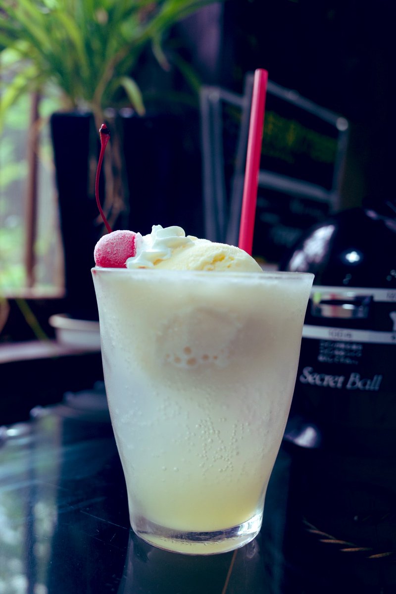 rocorythem's tweet photo. 長かったアニバーサリーウィークが終わりましたね！お疲れ様でした！あの荘厳なパレスも今はフェスティバルのあとの静けさで、少し違った綺麗な側��を見せています。こんな時はホワイトに少しレモンのシロップを流したニュートラルでパーソナルなクリームソーダです！明日からまた、新しい一歩。 https://t.co/yJVQ1yrQtm