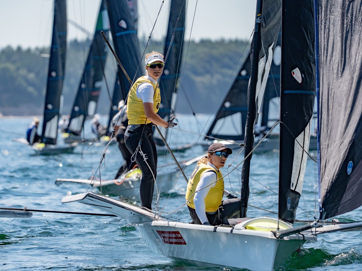 Equipe_Canada's tweet photo. Georgia et Antonia Lewin-LaFrance remportent l’or aux Championnats d’Europe de 49erFX pour une deuxième année consécutive! ⛵

Le duo canadien signe ainsi un deuxième titre international majeur de suite et un sixième podium en sept compétitions. 🇨🇦

📸 Niklas Mattes/NIMANET https://t.co/pgLSRglpa5