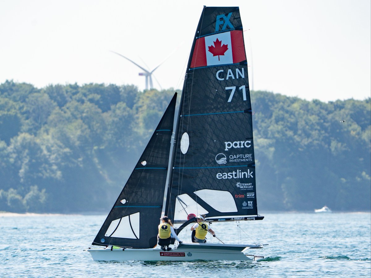 Equipe_Canada's tweet photo. Georgia et Antonia Lewin-LaFrance remportent l’or aux Championnats d’Europe de 49erFX pour une deuxième année consécutive! ⛵

Le duo canadien signe ainsi un deuxième titre international majeur de suite et un sixième podium en sept compétitions. 🇨🇦

📸 Niklas Mattes/NIMANET https://t.co/pgLSRglpa5
