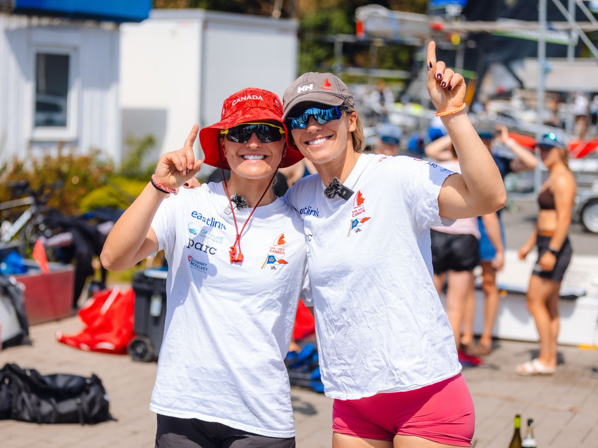 Equipe_Canada's tweet photo. Georgia et Antonia Lewin-LaFrance remportent l’or aux Championnats d’Europe de 49erFX pour une deuxième année consécutive! ⛵

Le duo canadien signe ainsi un deuxième titre international majeur de suite et un sixième podium en sept compétitions. 🇨🇦

📸 Niklas Mattes/NIMANET https://t.co/pgLSRglpa5