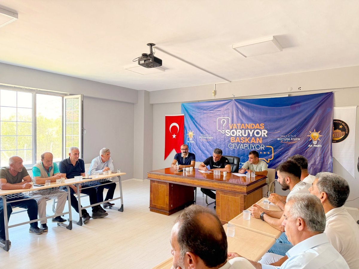 fuatmehmetoglu_'s tweet photo. Vatandaş Soruyor, Başkan Cevaplıyor programımızı bugün belediyemizde gerçekleştirdik.

Toplantımıza AK Parti Hazro Kadın Kolları Başkanımız Sayın Suzan Tunç, mahalle muhtarlarımız ve kıymetli hemşehrilerimiz katılım sağladı. Programda vatandaşlarımızın talep ve önerilerini dinleyerek, ilçemizde hayata geçirilecek proje ve hizmetler üzerine istişarelerde bulunduk.

Katılım sağlayarak görüş ve önerileriyle bizlere katkı sunan AK Parti Hazro Kadın Kolları Başkanımız Sayın Suzan Tunç'a, mahalle muhtarlarımıza ve kadın-erkek tüm kıymetli hemşehrilerimize gönülden teşekkür ediyorum.

Birlik ve beraberlik içerisinde, Hazro'muz için çalışmaya ve vatandaşlarımızın sesi olmaya devam edeceğiz.

@aysesula 
@Kepoluasuna 
@GalipEnsarioglu 
@HamitSumer21 
@mehmetsaityaz 
@OMehmetoglu21