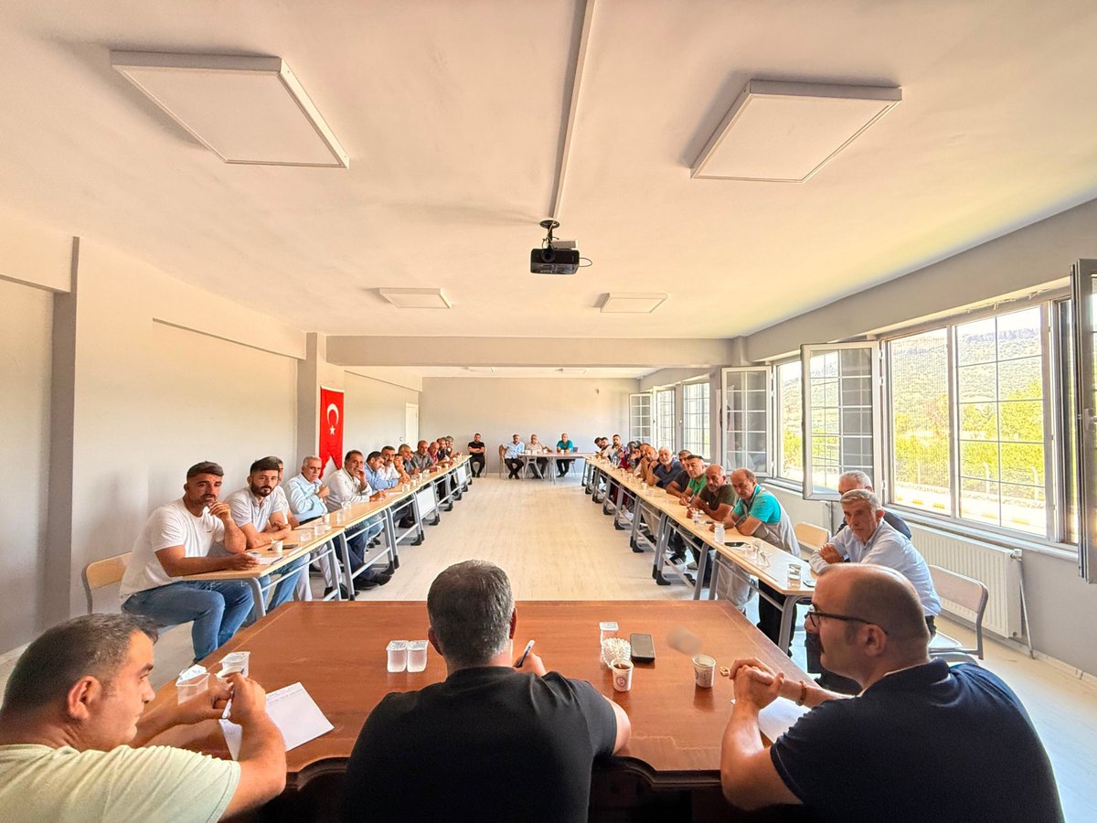 fuatmehmetoglu_'s tweet photo. Vatandaş Soruyor, Başkan Cevaplıyor programımızı bugün belediyemizde gerçekleştirdik.

Toplantımıza AK Parti Hazro Kadın Kolları Başkanımız Sayın Suzan Tunç, mahalle muhtarlarımız ve kıymetli hemşehrilerimiz katılım sağladı. Programda vatandaşlarımızın talep ve önerilerini dinleyerek, ilçemizde hayata geçirilecek proje ve hizmetler üzerine istişarelerde bulunduk.

Katılım sağlayarak görüş ve önerileriyle bizlere katkı sunan AK Parti Hazro Kadın Kolları Başkanımız Sayın Suzan Tunç'a, mahalle muhtarlarımıza ve kadın-erkek tüm kıymetli hemşehrilerimize gönülden teşekkür ediyorum.

Birlik ve beraberlik içerisinde, Hazro'muz için çalışmaya ve vatandaşlarımızın sesi olmaya devam edeceğiz.

@aysesula 
@Kepoluasuna 
@GalipEnsarioglu 
@HamitSumer21 
@mehmetsaityaz 
@OMehmetoglu21