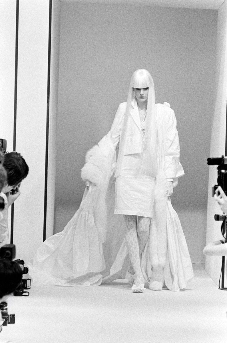 PrintedM1295's tweet photo. 中森明菜 
1986年 紅白歌合戦  「DESIRE」

CHANEL  
AW 1985 couture

#中森明菜 #シャネル https://t.co/YCd1TDT6qp