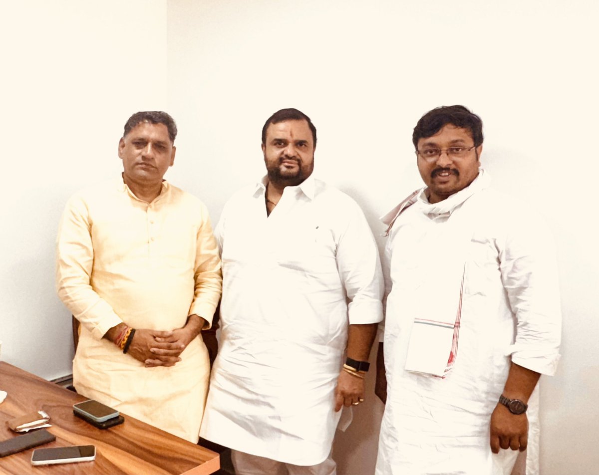 _rajkumarpandit's tweet photo. आज #NewDelhi में यूपी के सहप्रभारी, कांग्रेस के राष्ट्रीय सचिव श्री धीरज गुर्जर जी से #बुलंदशहर कांग्रेस जिलाध्यक्ष, छोटे भाई ज़ियाउर रहमान जी के साथ मिलकर संगठन पर चर्चा की और मार्गदर्शन लिया ।
#rajkumarpandit
@INCIndia @INCUttarPradesh @INCUPWest
@dgurjarofficial @Narwal_inc
@ZiaurRahmanIYC