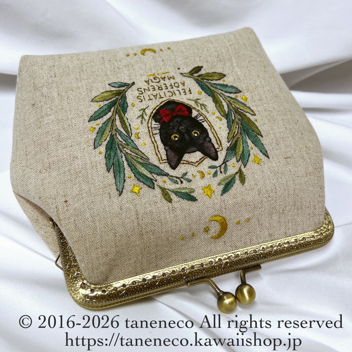 tanenecoshop's tweet photo. トータル6日、約43時間の時間をかけて黒猫さんを手刺繍しました。
アンティークな雰囲気漂う、一点物がま口ポーチの完成です。
今回は黒猫ちゃんに赤いリボンでおめかしをして、
月や星のモチーフで囲んでみました。

【こだわりのポイントと仕様】
・時間をかけた手刺繍：約43時間かけて、毛並みや瞳の輝きを表現しています。
・見えない部分の可愛さ：開けた時の内布は、表の月や星の刺繍に合わせて可愛い「星柄」のコットン生地にしました。
・実用的なサイズ感：マチが5cmあり、外ポケット1つ、内ポケット2つが付いているので小物の整理もしやすいです。
布の質感やがま口の金具の雰囲気など、ぜひ画像をタップして拡大し、刺繍の細部までじっくり見ていただけると嬉しいです！
（※サイズ詳細やショップへのご案内は、すぐ下のリプ欄に載せておきますね↓）