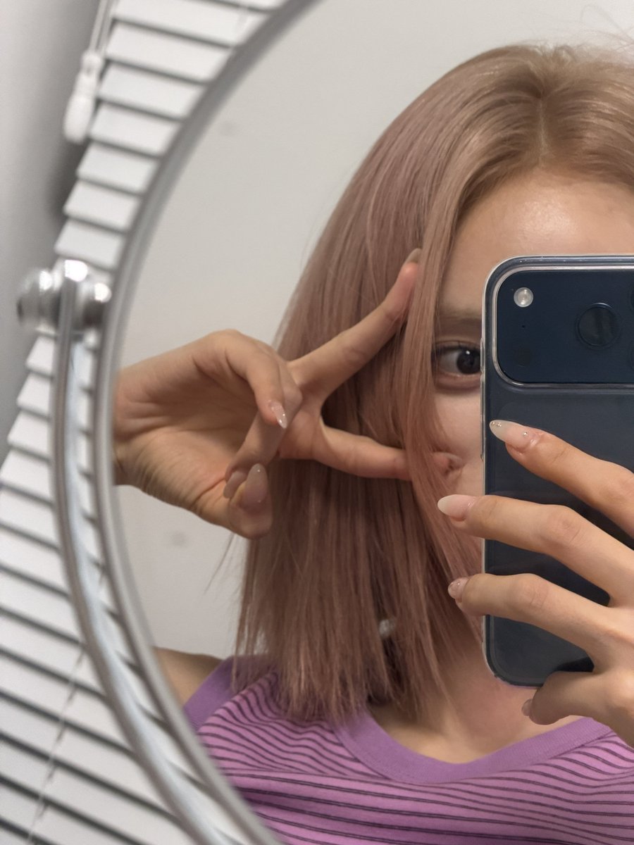 jjsbbl's tweet photo. [260713]💌📸
hehe my bob got really short
with this pink hair and me wearing that sleeveless top, yerim said i look like piglet
does it look awkward? ㅋㅋㅋㅋ
i thought the previous length was kind of awkward anyway, so i’m happy it’s shorter now
+ https://t.co/28plOVdOWq