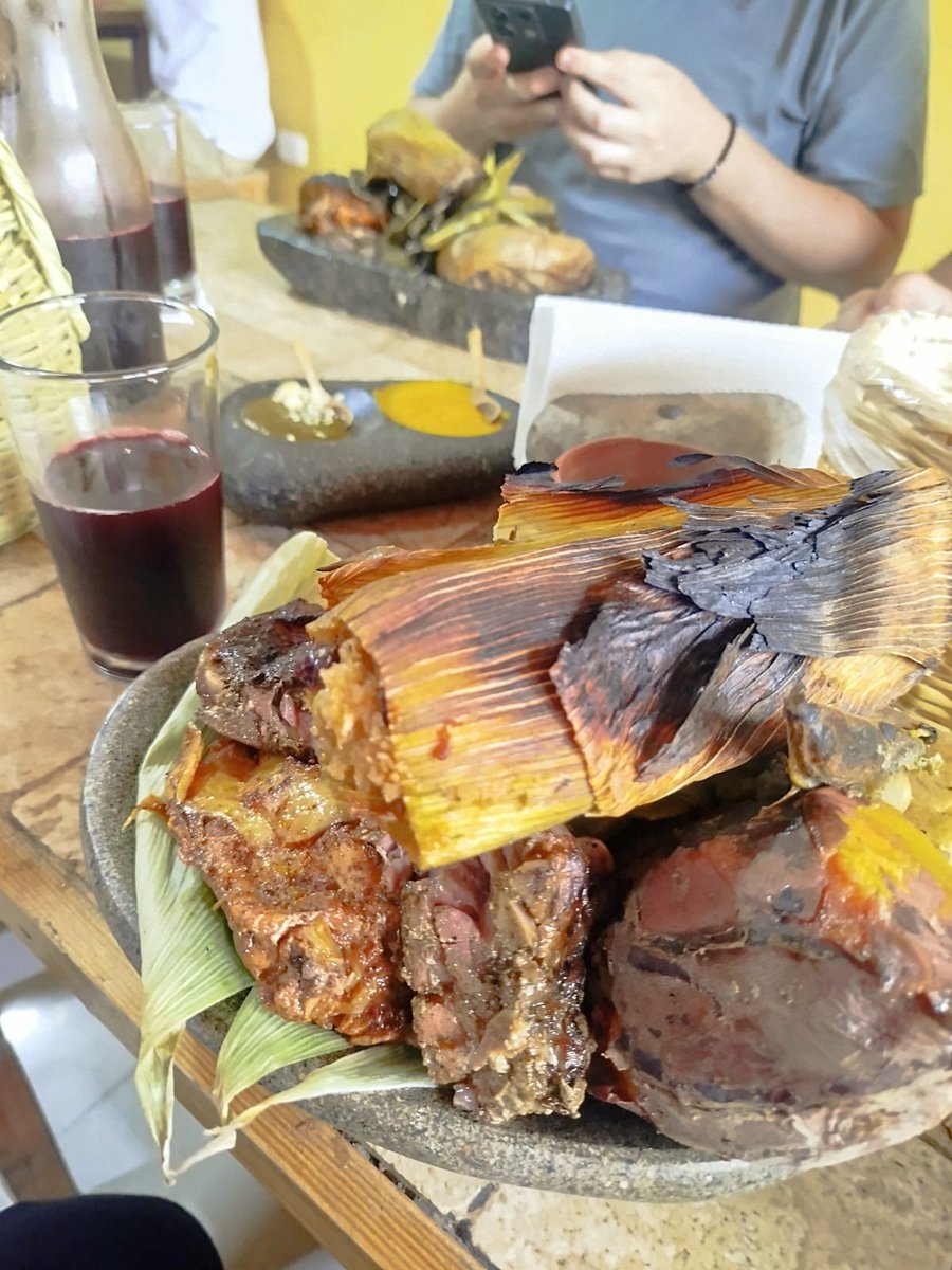 plaztomad's tweet photo. Hace un tiempito nos fuimos con los amigos de la Kombi huariquera a comer una de las pachamancas más deliciosas y originales que he probado, la de Taita Rumi en C. Jose Maria Arguedas 667, Carabayllo. Del gran Abel Zavaleta Ortíz , el señor de las piedras. 💪 https://t.co/hj6EStS9eM