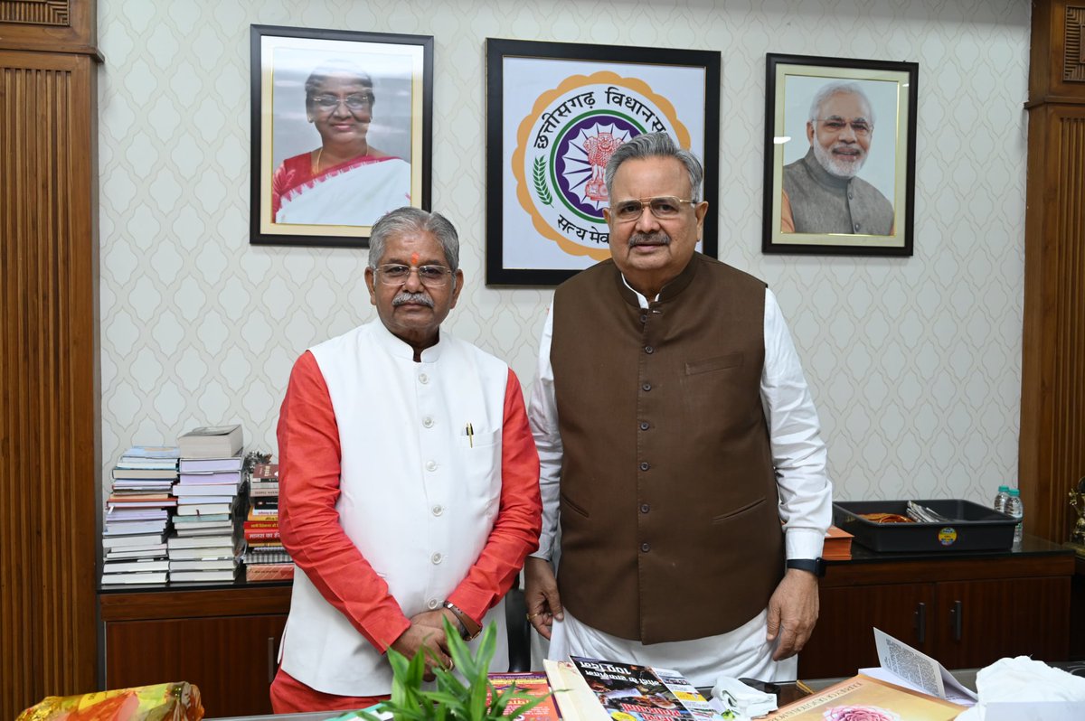 drramansingh's tweet photo. आज मानसून सत्र के प्रथम दिवस पर छत्तीसगढ़ विधानसभा द्वारा वर्ष 2026 के उत्कृष्ट विधायक सम्मान हेतु दो सम्मानित सदस्यों का चयन किया गया है।

सदन में अपनी सक्रियता, प्रभावी सहभागिता एवं संसदीय परंपराओं के प्रति सजग दायित्व निर्वहन के लिए बिल्हा विधायक श्री @dharam_kaushik जी तथा अकलतरा विधायक श्री @akaltararks जी को उत्कृष्ट विधायक सम्मान के लिए चयनित किया गया है।

दोनों सम्मानित जनप्रतिनिधियों को इस गौरवपूर्ण उपलब्धि पर हार्दिक बधाई एवं शुभकामनाएँ। विश्वास है कि आप दोनों लोकतांत्रिक मूल्यों एवं जनसेवा के प्रति अपनी प्रतिबद्धता से सदैव प्रदेश का गौरव बढ़ाते रहेंगे।
