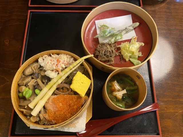 aizu_story's tweet photo. 【木のお弁当…ではありません😊🌿】

会津を代表するごちそう😋

**「わっぱ飯」**

をご存じですか？🍚

わっぱ飯は、杉などで作られた「曲げわっぱ」にご飯を盛り、その上に鮭やきのこ、山菜、かになど、季節の食材をたっぷりのせて蒸し上げる郷土料理です✨

木の器で蒸すことで、ほんのりと木の香りが移り、ご飯がより美味しく感じられるのも魅力🌈

会津の豊かな自然の恵みを、一度に味わえる贅沢な一品です😊

ひとつひとつの具材にも季節を感じられ、開けた瞬間に思わず笑顔になります🍂

会津を訪れたら、ぜひ味わってほしい郷土の味🥢

あなたなら、どの具材を一番最初に食べますか？😊

💬 鮭！
💬 かに！
💬 きのこ！
💬 山菜！

ぜひコメントで教えてください✨
