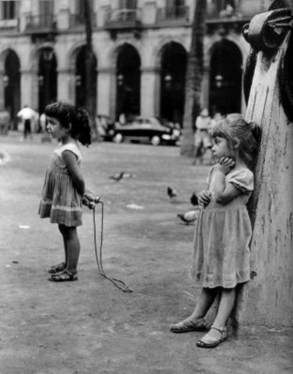 XaviBarbeta's tweet photo. Barcelona, 1958. Dues xiquetes esperen a la Plaça Reial, una d'elles subjectant una corda de saltar.
📷 Joan Colom.
Font: Museu Nacional d'Art de Catalunya (MNAC) https://t.co/hB0UZoHy9w