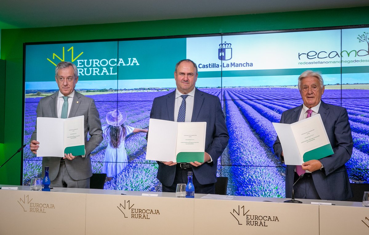 RECAMDER's tweet photo. ✅Hoy hemos firmado con @EurocajaRural un convenio de financiación por valor de 60 millones de euros para continuar impulsando el desarrollo rural, la ampliación y creación de empresas y la lucha contra la despoblación.
👉https://t.co/4rs9Lrx7OV
#RECAMDER https://t.co/e3XdO7n6YN