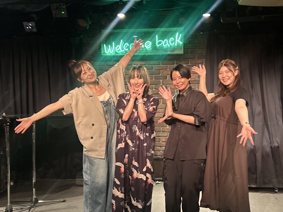 maivoices's tweet photo. あ〜〜〜楽しかったなぁ…
みきさんの、のびのびと息をするような歌声が大好き。ずっと聴いていたい。
ともみんさんのアレンジとってもよくて、凪のアウトロとかもうドンピシャ好き。
まなぴょんのパーカッションが入ると色鮮やかになるし、新曲本当に素敵だった。
緊張したけど温かい仲間に救われた。 https://t.co/PWUhPSdBfv