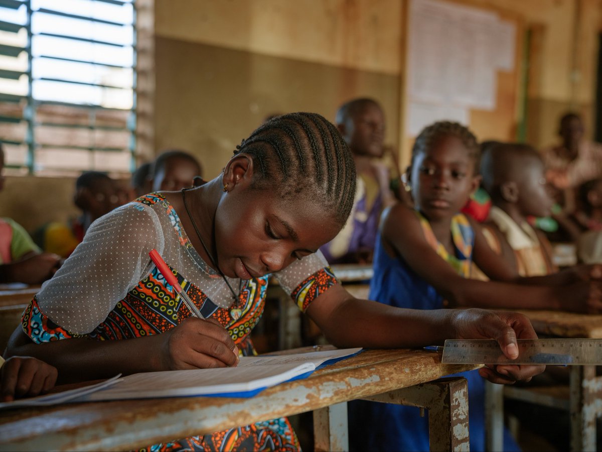 GPforEducation's tweet photo. In Burkina Faso, 10% of the population have been internally displaced – over half of them children.

With support from #EducationOutLoud, civil society is helping these children access education in their host communities: https://t.co/uMYlixRdUe

#FundEducation https://t.co/j52O95nj6o