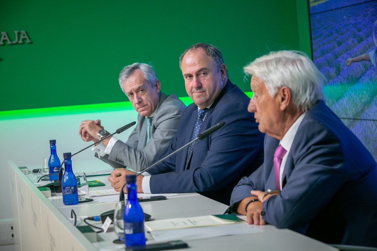 RECAMDER's tweet photo. ✅Hoy hemos firmado con @EurocajaRural un convenio de financiación por valor de 60 millones de euros para continuar impulsando el desarrollo rural, la ampliación y creación de empresas y la lucha contra la despoblación.
👉https://t.co/4rs9Lrx7OV
#RECAMDER https://t.co/e3XdO7n6YN