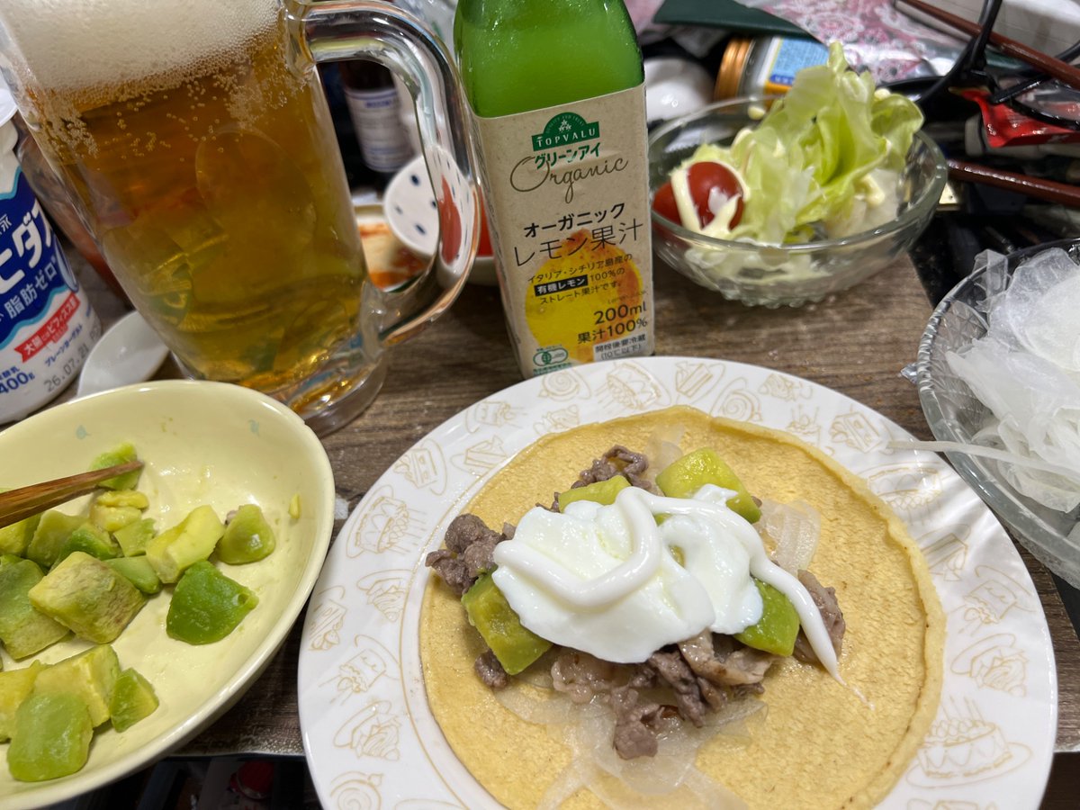 YueKuratsu's tweet photo. ¡Hola, amigos y amigas de México, desde Japón! 🇯🇵🇲🇽

El pasado domingo armamos una taquiza en casa siguiendo los consejos que me habían dado antes. ¡Fue todo un éxito!

En la primera foto pueden ver cebolla picada, carne de res asada y salsa con un toque de jugo de limón.

La segunda foto es una versión donde también agregué aguacate, y le puse yogur y salsa de queso en lugar de la salsa tradicional. Tal vez sea un poco diferente a los de allá, pero seguí el consejo que me dieron de que "el taco es para rellenarlo con lo que más te guste", ¡así que me animé a probarlo!

Antes solía usar tortillas de harina, pero esta vez fue mi primera vez usando tortillas de maíz. ¡Quedé completamente fascinado con su aroma tan tostado y su sabor tan rico! 😋

En Japón no tenemos tantas oportunidades de comer tacos, ¡per ya me urge volver a comerlos! 👍