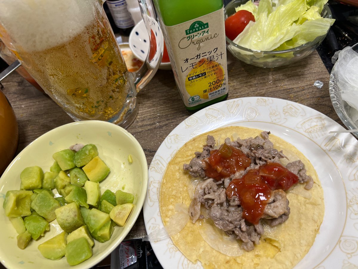 YueKuratsu's tweet photo. ¡Hola, amigos y amigas de México, desde Japón! 🇯🇵🇲🇽

El pasado domingo armamos una taquiza en casa siguiendo los consejos que me habían dado antes. ¡Fue todo un éxito!

En la primera foto pueden ver cebolla picada, carne de res asada y salsa con un toque de jugo de limón.

La segunda foto es una versión donde también agregué aguacate, y le puse yogur y salsa de queso en lugar de la salsa tradicional. Tal vez sea un poco diferente a los de allá, pero seguí el consejo que me dieron de que "el taco es para rellenarlo con lo que más te guste", ¡así que me animé a probarlo!

Antes solía usar tortillas de harina, pero esta vez fue mi primera vez usando tortillas de maíz. ¡Quedé completamente fascinado con su aroma tan tostado y su sabor tan rico! 😋

En Japón no tenemos tantas oportunidades de comer tacos, ¡per ya me urge volver a comerlos! 👍