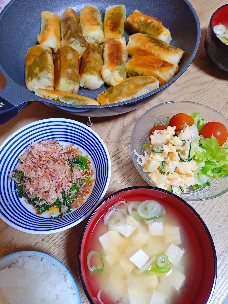 torikarand's tweet photo. きのうのエビ春巻き美味かったからまた作りたくなって追加で春巻きの皮買った https://t.co/EkhyhbuGJO