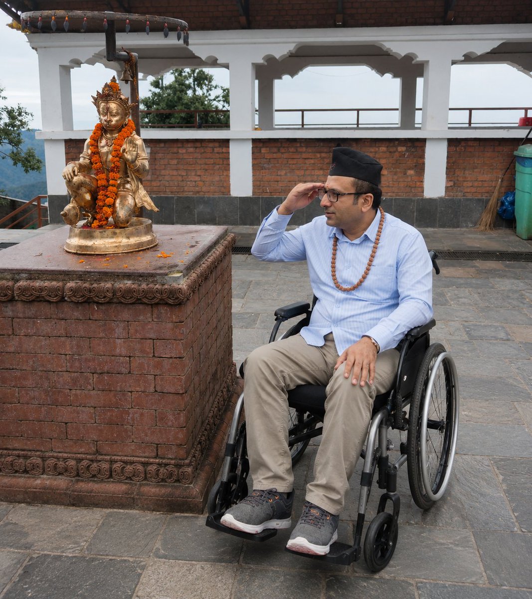 gbudhathoki's tweet photo. म 'मोटिभेसनल क्लासहरू'मा विद्यार्थीहरूलाई भन्ने गर्छु।
"संसारमा दुईथरि घोडाहरू हुन्छन्। एउटा ५००/१००० मिटरको रेसकोर्षमा कुदाइने घोडा। उसले निकै स्याहर पाएको हुन्छ। उसको दानापानीमा कु��ै सम्झौता गरिँदैन। हुँदाहुँदा उसका टापका खुरहरूसमेत ब्रसले सफा गरिन्छ । हेर्दै चिल्लो र रहरलाग्दो।
सुरुमा उसका आँखामा पट्टि बाँधिन्छ, ताकि लक्ष्यभन्दा अरु नदेखोस्। पछि ऊ रेसकोर्षमा बेतहासा यसरी दौडिन अभ्यस्त हुन्छ कि उसलाई अगाडि पर्नुबाहेक अर्को लक्ष्य नै याद हुँदैन तर उसको दौड अल्पकालक‍ो मात्रै हुन्छ। रेस सिद्धियो, दानापानी र स्याहर नभए हर्‍याक हर्‍याक ��ुरु।
अर्को हाम्रो देशको मनाङ, मुस्ताङमा यातायात र परिवहनको लागि पालिने घोडा। वर्षमा एक पटक विशेष खेलमा पनि सहभागी गराइन्छ। जित्छ पनि।
तर, उसको भोजन, ऊ आफैले हिउँले पुरिएका जराबुटाबाट ऊ आफैले जुटाउँछ। कहिलेकाहीँ मालिकले दिएको भुस र गुँड अतिरिक्त खानेकुरा हो ।
तपाईं सानो बाँधिएको रेसकोर्षको घोडा बन्ने कि जीवनपर्यन्त यात्रा गर्ने मनाङको घोडा? तपाईंमै निर्भर छ।"