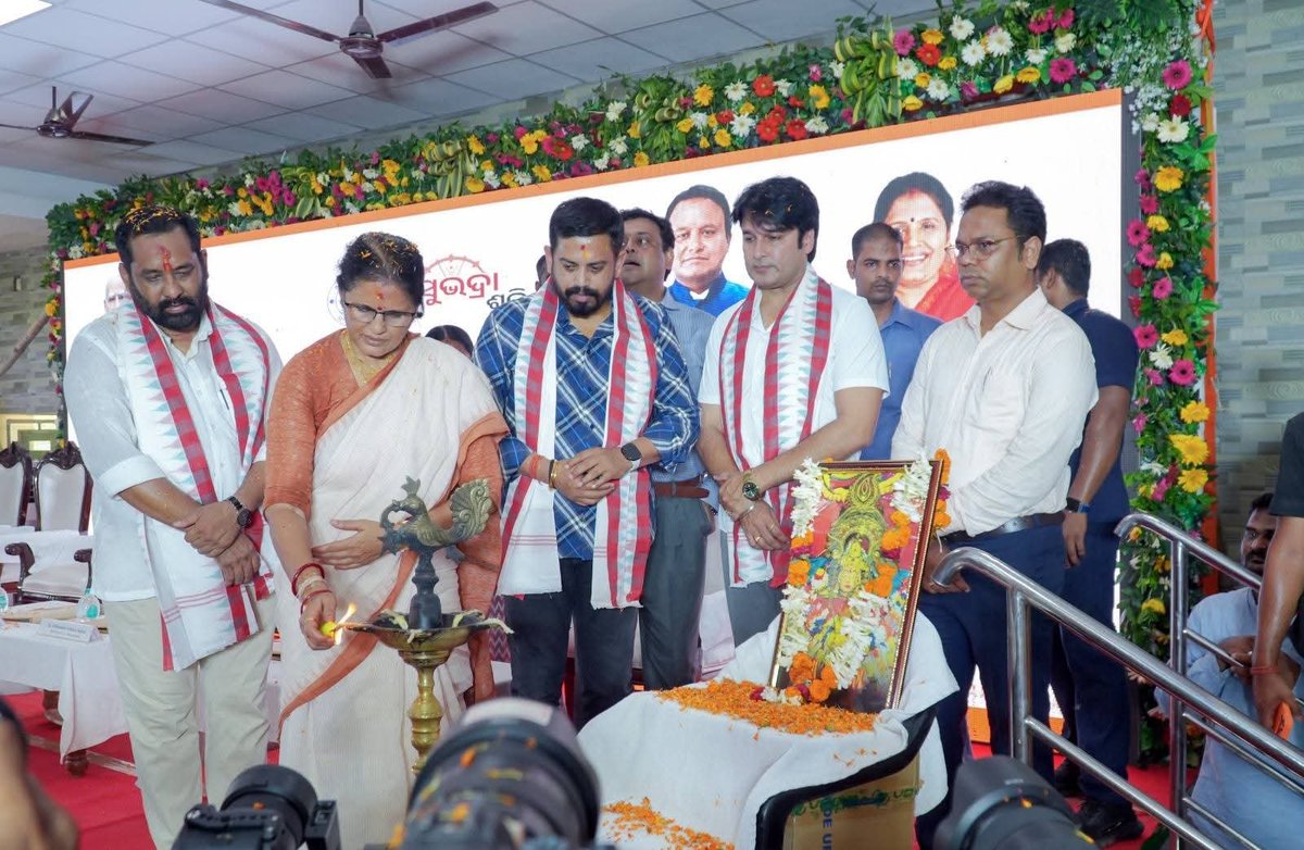 dm_jajpur's tweet photo. ମାନ୍ୟବର ଉପମୁଖ୍ୟମନ୍ତ୍ରୀ ଶ୍ରୀମତୀ @PravatiPOdisha, ଯାଜପୁର ଜିଲ୍ଲା ଗସ୍ତରେ ଆସି ଧର୍ମଶାଳା ଷ୍ଟାଡିୟମ୍‌ ଠାରେ ଆୟୋଜିତ ଆଞ୍ଚଳିକ ସୁଭଦ୍ରା ଶକ୍ତି ଭିଜନ୍‌ ସମ୍ମିଳନୀରେ ମୁଖ୍ୟଅତିଥି ଭାବେ ଯୋଗଦେଇଥିଲେ।ଏହି ଅବସରରେ ସ୍ଵୟଂ ସହାୟକ ଗୋଷ୍ଠୀର ମହିଳାଙ୍କ ଦ୍ୱାରା ପ୍ରସ୍ତୁତ ବିଭିନ୍ନ ଉତ୍ପାଦର ପ୍ରଦର୍ଶନୀ ଷ୍ଟଲ୍ ଗୁଡିକୁ ବୁଲିଦେଖିଥିଲେ। https://t.co/U070GttARO