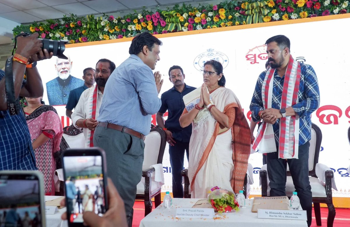 dm_jajpur's tweet photo. ମାନ୍ୟବର ଉପମୁଖ୍ୟମନ୍ତ୍ରୀ ଶ୍ରୀମତୀ @PravatiPOdisha, ଯାଜପୁର ଜିଲ୍ଲା ଗସ୍ତରେ ଆସି ଧର୍ମଶାଳା ଷ୍ଟାଡିୟମ୍‌ ଠାରେ ଆୟୋଜିତ ଆଞ୍ଚଳିକ ସୁଭଦ୍ରା ଶକ୍ତି ଭିଜନ୍‌ ସମ୍ମିଳନୀରେ ମୁଖ୍ୟଅତିଥି ଭାବେ ଯୋଗଦେଇଥିଲେ।ଏହି ଅବସରରେ ସ୍ଵୟଂ ସହାୟକ ଗୋଷ୍ଠୀର ମହିଳାଙ୍କ ଦ୍ୱାରା ପ୍ରସ୍ତୁତ ବିଭିନ୍ନ ଉତ୍ପାଦର ପ୍ରଦର୍ଶନୀ ଷ୍ଟଲ୍ ଗୁଡିକୁ ବୁଲିଦେଖିଥିଲେ। https://t.co/U070GttARO