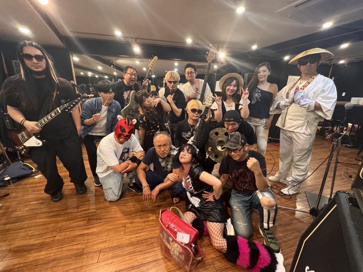 syoji369's tweet photo. 12日振りのお休み、約200時間働いてからガチンコバンドクラブのリハ🎸

気合いさえあれば何でも出来る🐱✨ https://t.co/xq9sqdL2xe