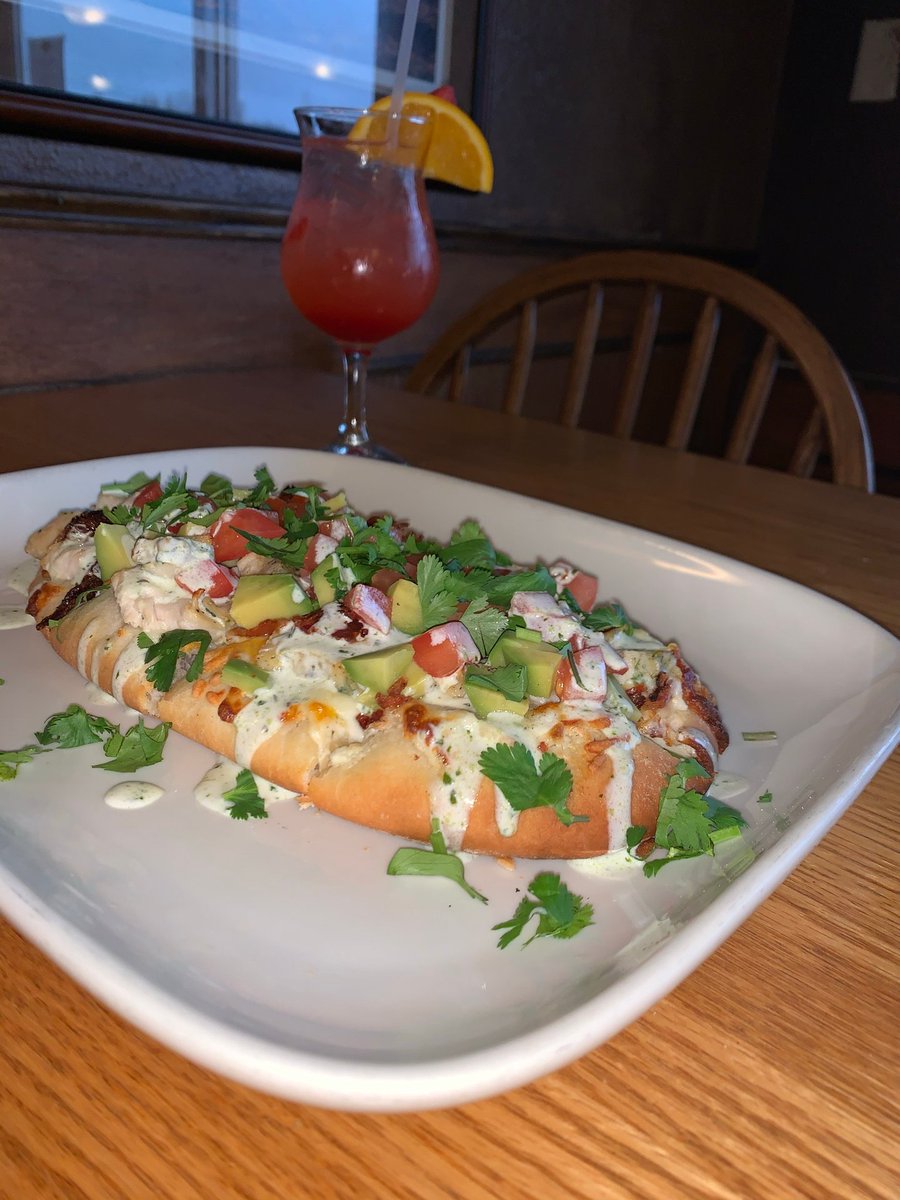 ReillysPubGL's tweet photo. Reilly's Pub fans keep coming back for Avocado Chicken Flatbread 🥑 Garlic grilled chicken, bacon, garlic herb cheese spread, cheese blend, avocado, tomatoes, and a cilantro ranch drizzle on wood fired flatbread make it a crowd favorite. #ReillysPub #Flatbread https://t.co/0Omsv4LxSJ