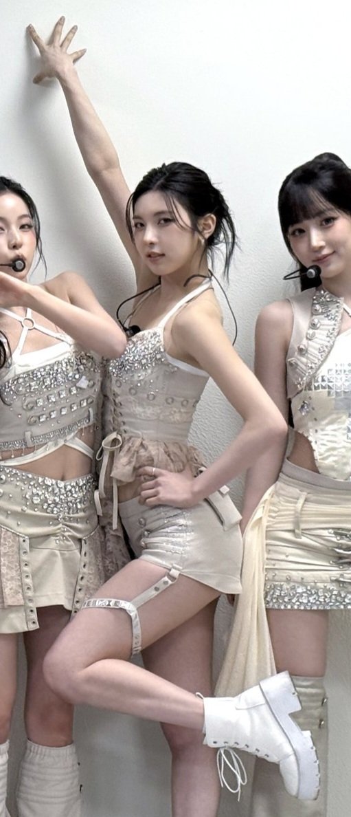 gwiyozy's tweet photo. SHE'S HOT AND SHE KNOWS IT REALLY WELL 😭😭 https://t.co/ENmhp1br1U