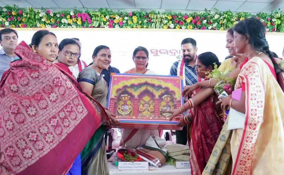 dm_jajpur's tweet photo. @PravatiPOdisha ଏହି କାର୍ଯ୍ୟକ୍ରମରେ ମାନ୍ୟବର ଧର୍ମଶାଳା ବିଧାୟକ, ମାନ୍ୟବର କୋରେଇ ବିଧାୟକ ଏବଂ ମାନ୍ୟବର ବଡ଼ଚଣା ବିଧାୟକ, ଜିଲ୍ଲାପରିଷଦ ମୁଖ୍ୟ ଉନ୍ନୟନ ଅଧିକାରୀ, ଉପଜିଲ୍ଲାପାଳ, ଅନ୍ୟାନ୍ୟ ବିଭାଗୀୟ ଅଧିକାରୀଙ୍କ ସହ ସ୍ଵୟଂ ସହାୟକ ଗୋଷ୍ଠୀର ମହିଳାମାନେ ଉପସ୍ଥିତ ଥିଲେ। https://t.co/KVJJcmVspc