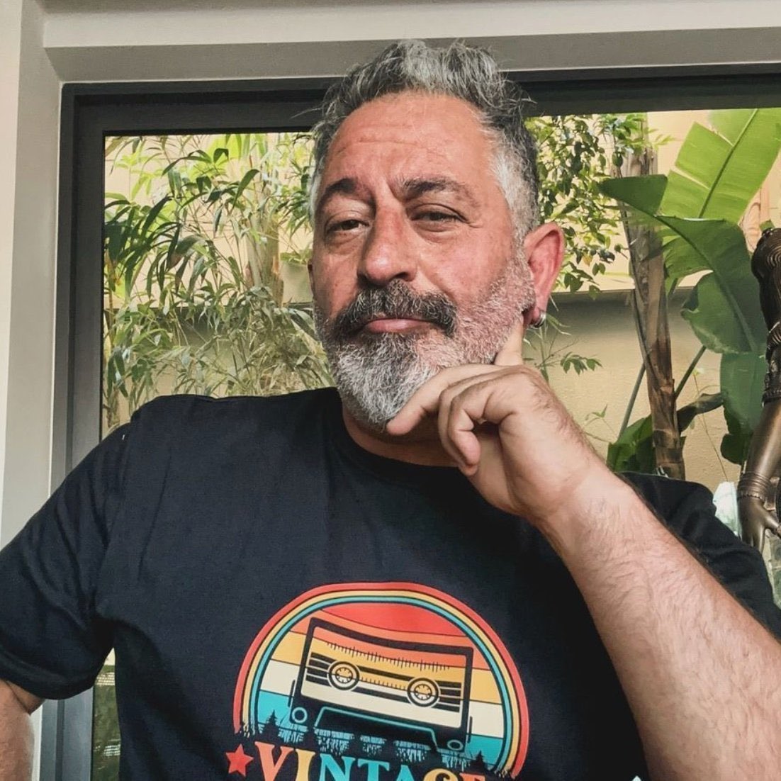 aykiri's tweet photo. Cem Yılmaz'ın Haluk Levent'e yönelik iddia edilen "büyük vurgun" göndermesi yeniden gündemde.

- Cem Yılmaz'ın 2019'da Zorlu PSM'de yaptığı gösteride Haluk Levent'in yardım faaliyetlerine atıfla “büyük vurgun yakında sinemalarda” dediği iddia edildi.

- Haluk Levent olayın ardından sosyal medyadan Cem Yılmaz'a seslenerek iddianın doğru olup olmadığını açıklamasını istemiş, 1 TL'lik usulsüzlük çıkarsa ülkeyi terk edeceğini söyledi.

- Bir kullanıcının şakaydı gülüp geçtik yorumuna Levent, dürüstlük konusunda şaka kaldırmayacağını söylemişti.

- Cem Yılmaz ise tartışmanın büyümesine ‘millet iyice delirdi’ diyerek şaka yaptıklarını söyledi.