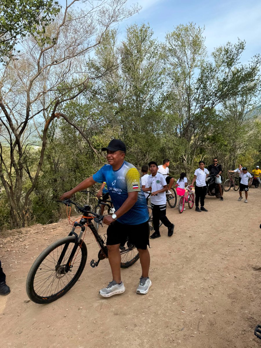 ProteccionPonal's tweet photo. Fortalecemos en #Valledupar el aprovechamiento del tiempo libre mediante actividades de ciclorruta y senderismo ecológico con niños, niñas y adolescentes de la Policía Cívica👏💚. https://t.co/imfi9zGI2Y