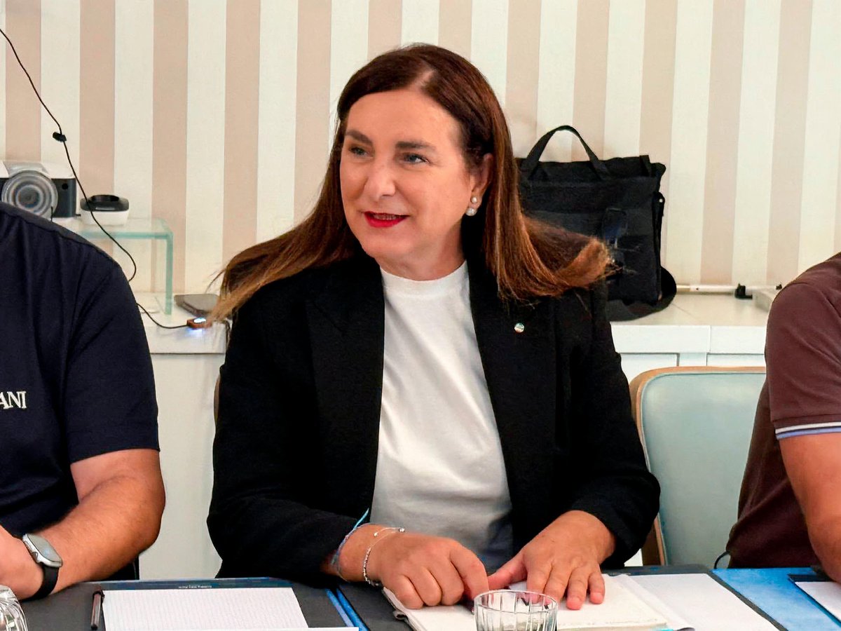 FitCisl's tweet photo. 🟢Il Segretario Generale @FitCisl Monica Mascia ha concluso oggi lavori del Consiglio Generale della Fit-Cisl Piemonte. Presente il Segretario Generale @CislPiemonte Luca Caretti.

🌍🌐 Mascia ha sottolineato il ruolo strategico del Piemonte nel settore dei #trasporti e della #logistica, punto chiave per il flusso di merci tra Italia ed Europa. Corridoi europei, collegamenti ferroviari internazionali, valichi alpini e interporti fanno di questo territorio uno snodo fondamentale del sistema logistico nazionale. A questo si aggiunge il ruolo strategico del Nord-Ovest, con connessioni energetiche e commerciali che ne confermano la vocazione logistica e l’apertura verso i mercati europei.

🚛 Un comparto, la logistica, che vale il 9% del Pil italiano e che richiede nuovi investimenti per crescita e buona #occupazione, insieme a #formazione continua per aggiornare le competenze professionali, in un territorio dove la transizione produttiva assume un valore ancora più significativo.

🚌 Centrale è anche il Trasporto Pubblico Locale: presidio sociale e territoriale che richiede salari adeguati e qualità del #lavoro per continuare a garantire coesione in una regione ampia come il Piemonte. Proprio per questo esprimiamo forte perplessità sui criteri di assegnazione del servizio stabiliti dalla Regione. Servono interventi tempestivi, perché il rischio concreto è ritrovarsi tra pochi anni con mezzi nuovi ma senza personale sufficiente per farli viaggiare.

🛡️ Mascia, infine, ha ribadito la necessità di rafforzare la prevenzione e le tutele per garantire ambienti di lavoro sicuri. La #sicurezza non è un optional, ma la condizione fondamentale del #lavoro stesso.