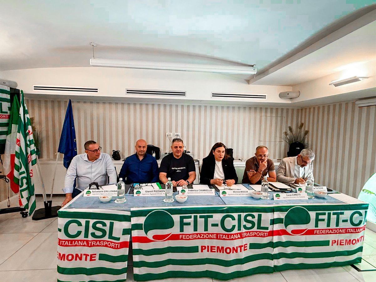 FitCisl's tweet photo. 🟢Il Segretario Generale @FitCisl Monica Mascia ha concluso oggi lavori del Consiglio Generale della Fit-Cisl Piemonte. Presente il Segretario Generale @CislPiemonte Luca Caretti.

🌍🌐 Mascia ha sottolineato il ruolo strategico del Piemonte nel settore dei #trasporti e della #logistica, punto chiave per il flusso di merci tra Italia ed Europa. Corridoi europei, collegamenti ferroviari internazionali, valichi alpini e interporti fanno di questo territorio uno snodo fondamentale del sistema logistico nazionale. A questo si aggiunge il ruolo strategico del Nord-Ovest, con connessioni energetiche e commerciali che ne confermano la vocazione logistica e l’apertura verso i mercati europei.

🚛 Un comparto, la logistica, che vale il 9% del Pil italiano e che richiede nuovi investimenti per crescita e buona #occupazione, insieme a #formazione continua per aggiornare le competenze professionali, in un territorio dove la transizione produttiva assume un valore ancora più significativo.

🚌 Centrale è anche il Trasporto Pubblico Locale: presidio sociale e territoriale che richiede salari adeguati e qualità del #lavoro per continuare a garantire coesione in una regione ampia come il Piemonte. Proprio per questo esprimiamo forte perplessità sui criteri di assegnazione del servizio stabiliti dalla Regione. Servono interventi tempestivi, perché il rischio concreto è ritrovarsi tra pochi anni con mezzi nuovi ma senza personale sufficiente per farli viaggiare.

🛡️ Mascia, infine, ha ribadito la necessità di rafforzare la prevenzione e le tutele per garantire ambienti di lavoro sicuri. La #sicurezza non è un optional, ma la condizione fondamentale del #lavoro stesso.