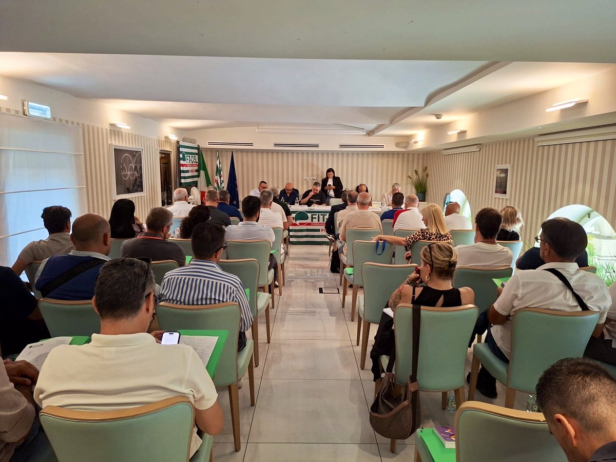 FitCisl's tweet photo. 🟢Il Segretario Generale @FitCisl Monica Mascia ha concluso oggi lavori del Consiglio Generale della Fit-Cisl Piemonte. Presente il Segretario Generale @CislPiemonte Luca Caretti.

🌍🌐 Mascia ha sottolineato il ruolo strategico del Piemonte nel settore dei #trasporti e della #logistica, punto chiave per il flusso di merci tra Italia ed Europa. Corridoi europei, collegamenti ferroviari internazionali, valichi alpini e interporti fanno di questo territorio uno snodo fondamentale del sistema logistico nazionale. A questo si aggiunge il ruolo strategico del Nord-Ovest, con connessioni energetiche e commerciali che ne confermano la vocazione logistica e l’apertura verso i mercati europei.

🚛 Un comparto, la logistica, che vale il 9% del Pil italiano e che richiede nuovi investimenti per crescita e buona #occupazione, insieme a #formazione continua per aggiornare le competenze professionali, in un territorio dove la transizione produttiva assume un valore ancora più significativo.

🚌 Centrale è anche il Trasporto Pubblico Locale: presidio sociale e territoriale che richiede salari adeguati e qualità del #lavoro per continuare a garantire coesione in una regione ampia come il Piemonte. Proprio per questo esprimiamo forte perplessità sui criteri di assegnazione del servizio stabiliti dalla Regione. Servono interventi tempestivi, perché il rischio concreto è ritrovarsi tra pochi anni con mezzi nuovi ma senza personale sufficiente per farli viaggiare.

🛡️ Mascia, infine, ha ribadito la necessità di rafforzare la prevenzione e le tutele per garantire ambienti di lavoro sicuri. La #sicurezza non è un optional, ma la condizione fondamentale del #lavoro stesso.