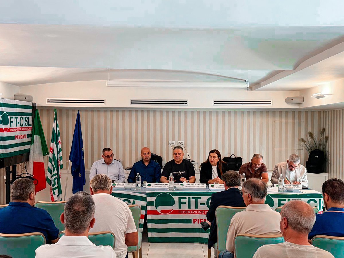 FitCisl's tweet photo. 🟢Il Segretario Generale @FitCisl Monica Mascia ha concluso oggi lavori del Consiglio Generale della Fit-Cisl Piemonte. Presente il Segretario Generale @CislPiemonte Luca Caretti.

🌍🌐 Mascia ha sottolineato il ruolo strategico del Piemonte nel settore dei #trasporti e della #logistica, punto chiave per il flusso di merci tra Italia ed Europa. Corridoi europei, collegamenti ferroviari internazionali, valichi alpini e interporti fanno di questo territorio uno snodo fondamentale del sistema logistico nazionale. A questo si aggiunge il ruolo strategico del Nord-Ovest, con connessioni energetiche e commerciali che ne confermano la vocazione logistica e l’apertura verso i mercati europei.

🚛 Un comparto, la logistica, che vale il 9% del Pil italiano e che richiede nuovi investimenti per crescita e buona #occupazione, insieme a #formazione continua per aggiornare le competenze professionali, in un territorio dove la transizione produttiva assume un valore ancora più significativo.

🚌 Centrale è anche il Trasporto Pubblico Locale: presidio sociale e territoriale che richiede salari adeguati e qualità del #lavoro per continuare a garantire coesione in una regione ampia come il Piemonte. Proprio per questo esprimiamo forte perplessità sui criteri di assegnazione del servizio stabiliti dalla Regione. Servono interventi tempestivi, perché il rischio concreto è ritrovarsi tra pochi anni con mezzi nuovi ma senza personale sufficiente per farli viaggiare.

🛡️ Mascia, infine, ha ribadito la necessità di rafforzare la prevenzione e le tutele per garantire ambienti di lavoro sicuri. La #sicurezza non è un optional, ma la condizione fondamentale del #lavoro stesso.