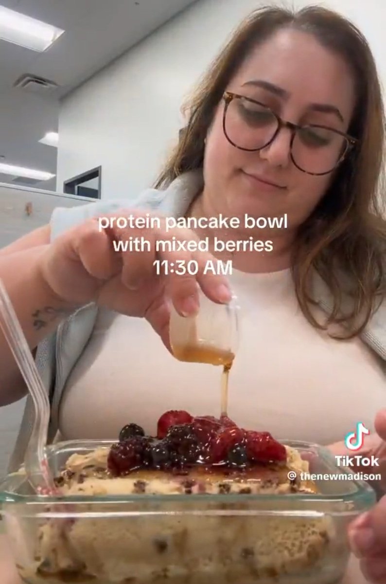 TheLaurenChen's tweet photo. The overweight woman who went viral pretending not to eat anything -

I'd assumed the empty tupperware she was pouring something into was supposed to be a salad and dressing

It wasn't 

It was actually a giant pancake with maple syrup 😭 https://t.co/FNJoXf0iFO