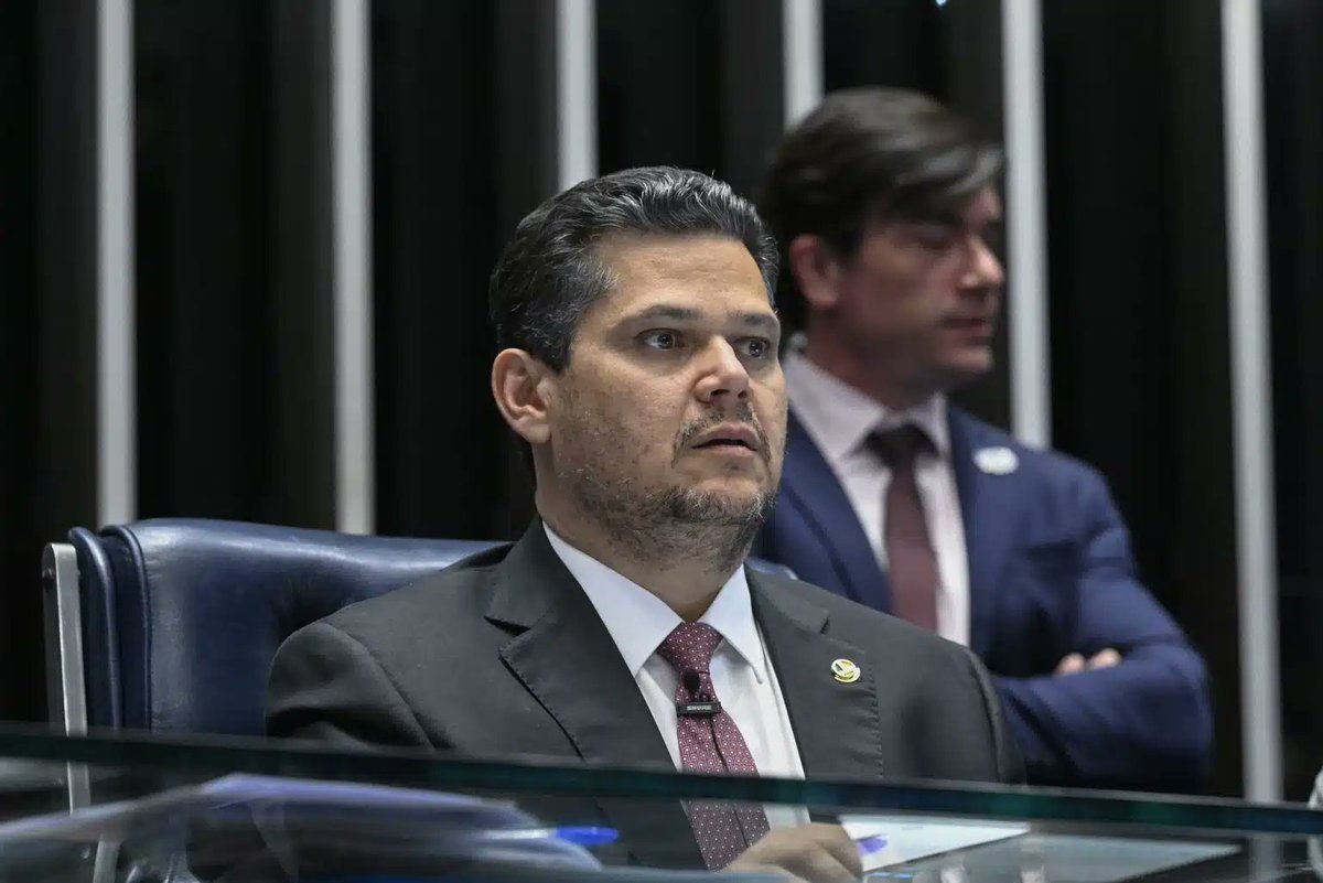 mariarita4141's tweet photo. A medida foi editada por Lula em março, após uma negociação conduzida pelo ministro da Secretaria-Geral da Presidência, Guilherme Boulos, com representantes dos caminhoneiros e a Agência Nacional de Transportes Terrestres (ANTT). O acordo levou lideranças da categoria a cancelar uma paralisação nacional que vinha sendo impulsionada por setores da extrema direita.

Alcolumbre mantém MP do frete parada no Senado
Representantes dos caminhoneiros pressionam Alcolumbre para incluir a MP do frete na pauta antes do vencimento. Lideranças da categoria se reuniram, na quarta-feira, 8 de julho, com técnicos do gabinete do presidente do Senado e foram informadas de que ainda não havia acordo entre os parlamentares.

A Associação Brasileira dos Condutores de Veículos Automotores (Abrava) classifica a aprovação da medida como uma reivindicação histórica dos caminhoneiros e acusa Alcolumbre de impedir o avanço da proposta. A categoria também voltou a discutir uma paralisação caso o texto perca a validade.

A situação formal da MP amplia a pressão sobre o senador. Embora esteja em regime de urgência desde 3 de maio, a proposta ainda nem sequer foi lida no plenário do Senado. Sem essa etapa, não pode ser submetida à votação.

MP negociada por Boulos esvaziou ofensiva bolsonarista
A demora no Senado ameaça uma das principais conquistas da articulação realizada pelo governo Lula com os caminhoneiros em março. Naquele momento, influenciadores bolsonaristas e grupos ligados à extrema direita tentavam transformar a insatisfação com o preço do diesel e o descumprimento do piso do fre