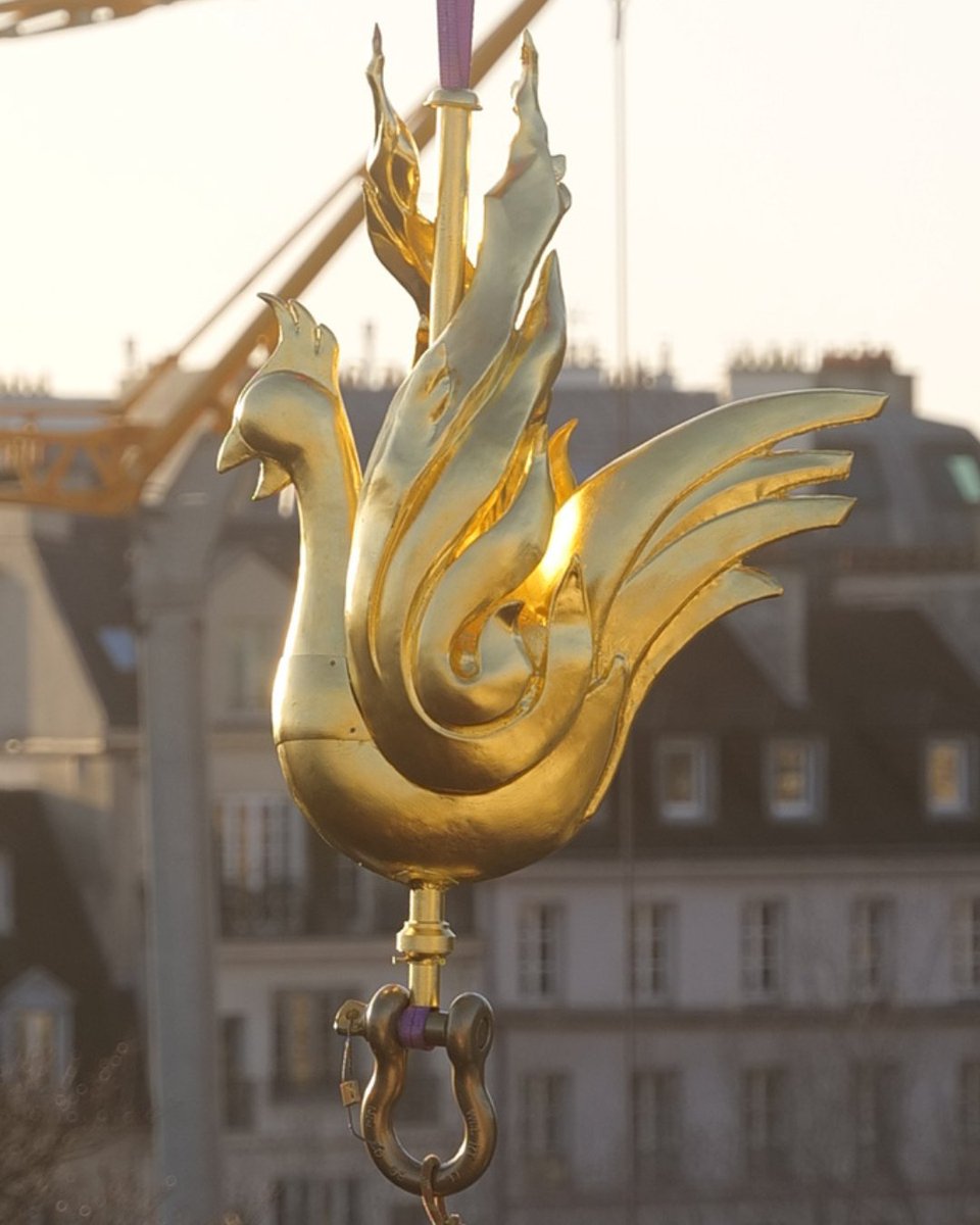 notredameparis's tweet photo. 🐓 Aviez-vous remarqué le coq au sommet de la flèche de @notredameparis ? 

🌅 Le coq est associé au passage de l’obscurité à la lumière : il est le premier à annoncer le lever du soleil par son chant. 

🕊️ Le placer au sommet d’une église symbolise la vigilance des chrétiens dans l’attente de la résurrection. 

🙏 Le coq de @notredameparis contient des reliques de Sainte Genevève, saint Denis et un fragment de la Couronne d’épines du Christ. 

👉 C’est ainsi que deux saints de Paris et le Christ veillent du haut de Notre-Dame sur l’ensemble de la ville de Paris.

#notredame #notredamedeparis #patrimoine #eglisecatholique