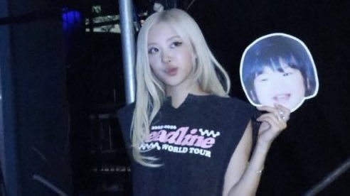 filmrosiee's tweet photo. rosé still keeps her baby face card that fans made during the philippines concert in her car 😭 https://t.co/3JxMHWL7wF