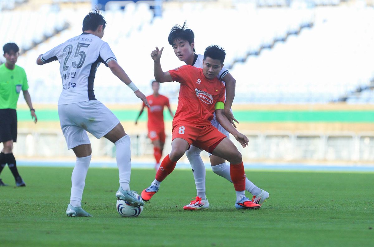 VNSportsnews's tweet photo. Vietnam complete productive South Korea training camp with narrow win over K League 1 side.
FT Gangwon FC 1-2 Vietnam
⚽️Nguyen Xuan Son (28')
⚽️Gia Hung (65')
👉https://t.co/DDiiOfK9IV
#SouthKorea #GoldenStarWarriors #GangwonFC #KLeague1 #ASEANCup2026 #KFA #vsn https://t.co/PkBaGt7g8t