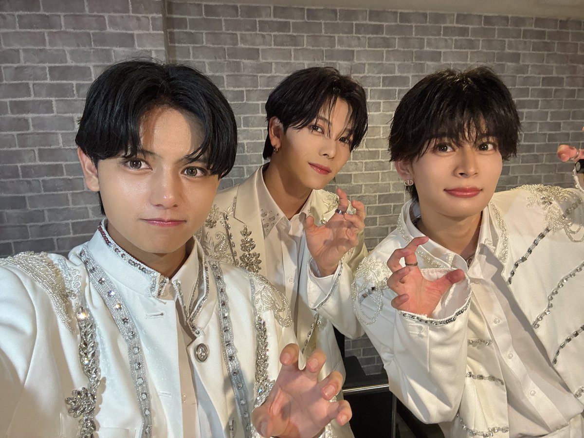AVEST_HAJIME's tweet photo. AVEST LAST LIVE ~We are Best~
お越しくださりありがとうございました！

皆さんの表情や声が虹色みたいにキラキラしててそして最高のメンバーと活動ができたことが本当に幸せでした！
一生忘れません。

僕達と出会ってくれてありがとうございました！
これからも応援してね！
AVEST HAJIME https://t.co/qfSxGACzx8