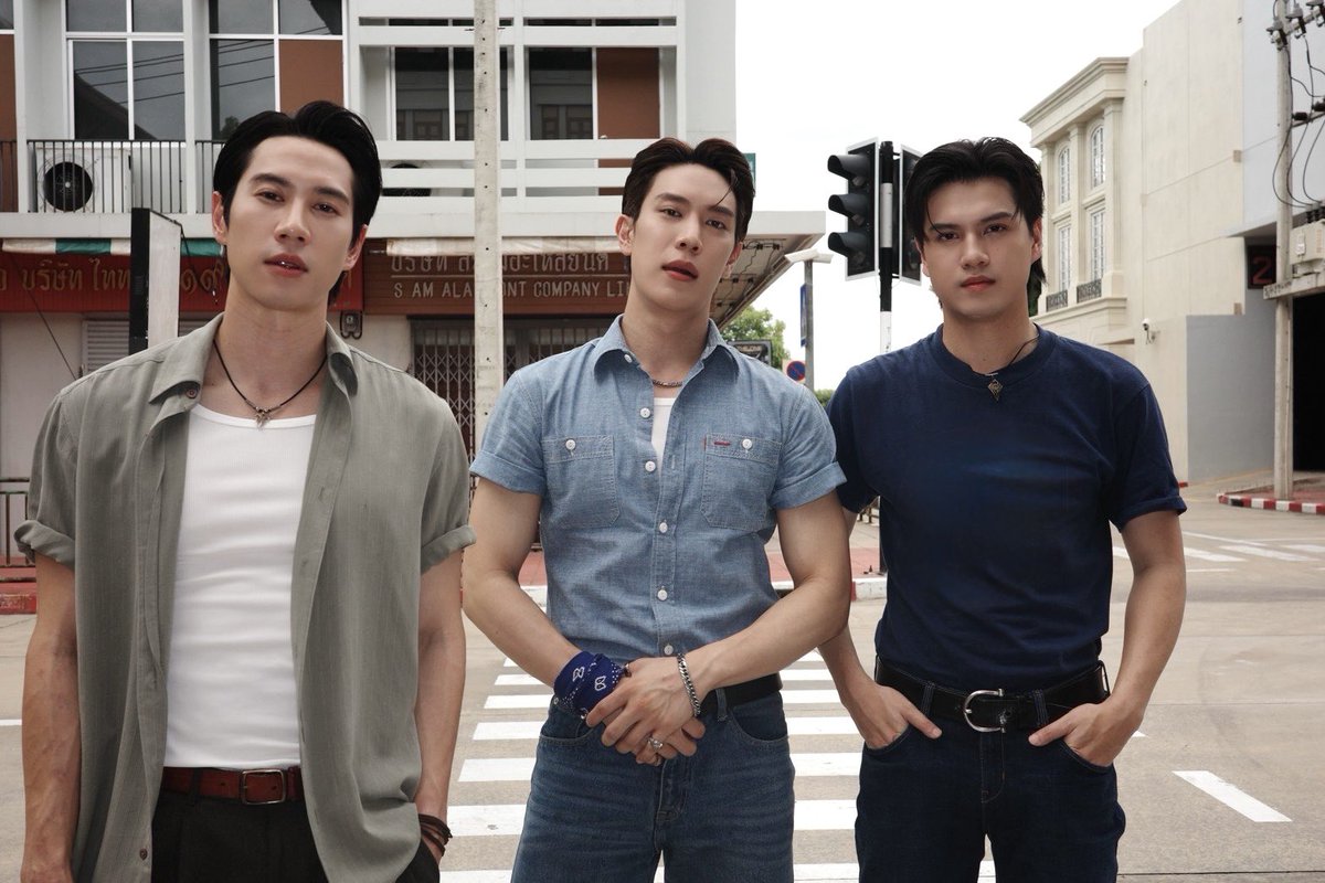 LoversGangsters's tweet photo. #LoversAndGangsters
#GMMTV
@MisterGrtsp @brightrpp_ @marcmc_mc 

หงเสนคลุกฝุ่น Q12👊🏻
แก๊งคลุกฝุ่นดุม่ายยยย😎       ก็ไม่นิค้าบบบบบ🤪 https://t.co/I5kTpJ8hyI