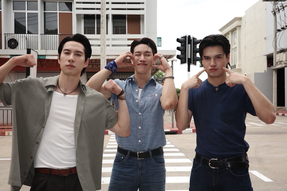 LoversGangsters's tweet photo. #LoversAndGangsters
#GMMTV
@MisterGrtsp @brightrpp_ @marcmc_mc 

หงเสนคลุกฝุ่น Q12👊🏻
แก๊งคลุกฝุ่นดุม่ายยยย😎       ก็ไม่นิค้าบบบบบ🤪 https://t.co/I5kTpJ8hyI
