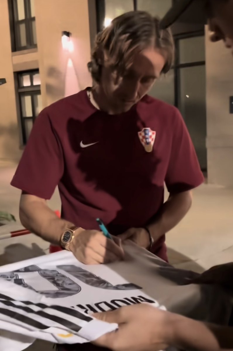 MadridXtra's tweet photo. Luka Modrić signing a Real Madrid shirt. 🤍 https://t.co/ZTWk9FIeSU
