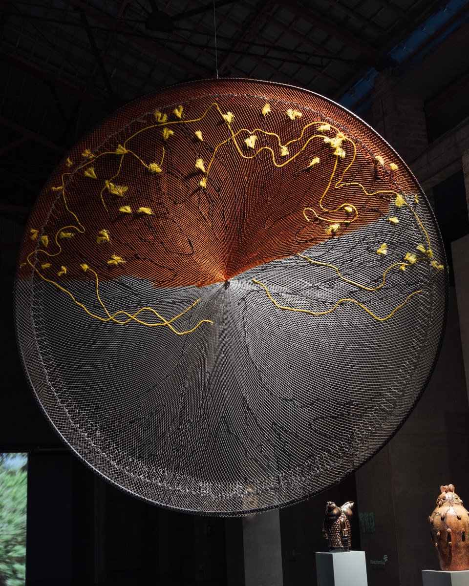 MAMMedellin's tweet photo. @carolinacaycedo Las obras, que hacen parte de la exposición ‘Nos habitan pájaros y montañas’, con curaduría de Marielsa Castro, evocan dos fluidos esenciales, la leche materna y la savia, como símbolos de nutrición, cuidado, conexión y memoria. https://t.co/4C8gIBqddf